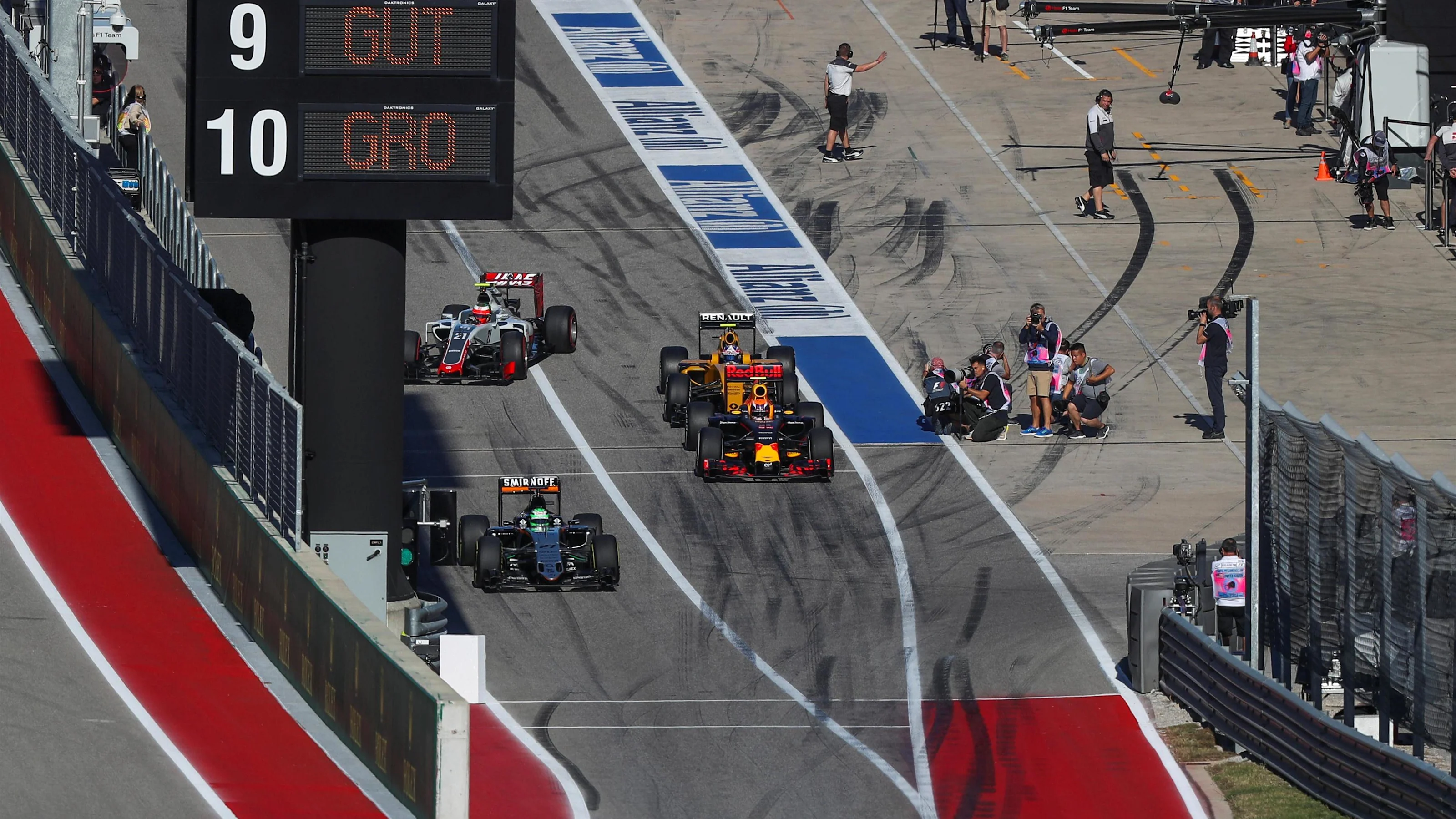 Nico Hulkenberg (GER) Force India VJM09, Max Verstappen (NED) Red Bull Racing RB12, Jolyon Palmer