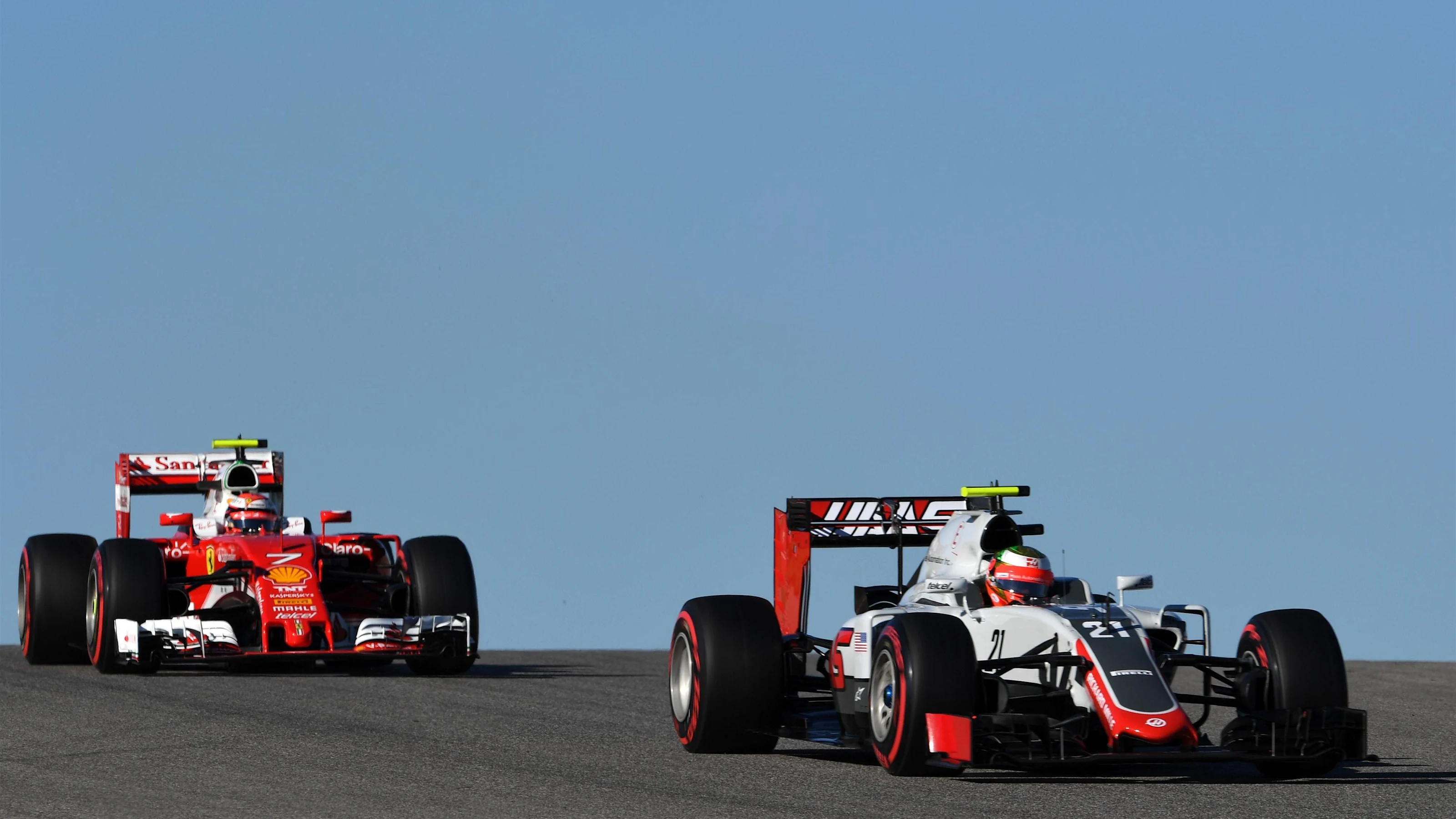 Esteban Gutierrez (MEX) Haas VF-16 and Kimi Raikkonen (FIN) Ferrari SF16-H at Formula One World