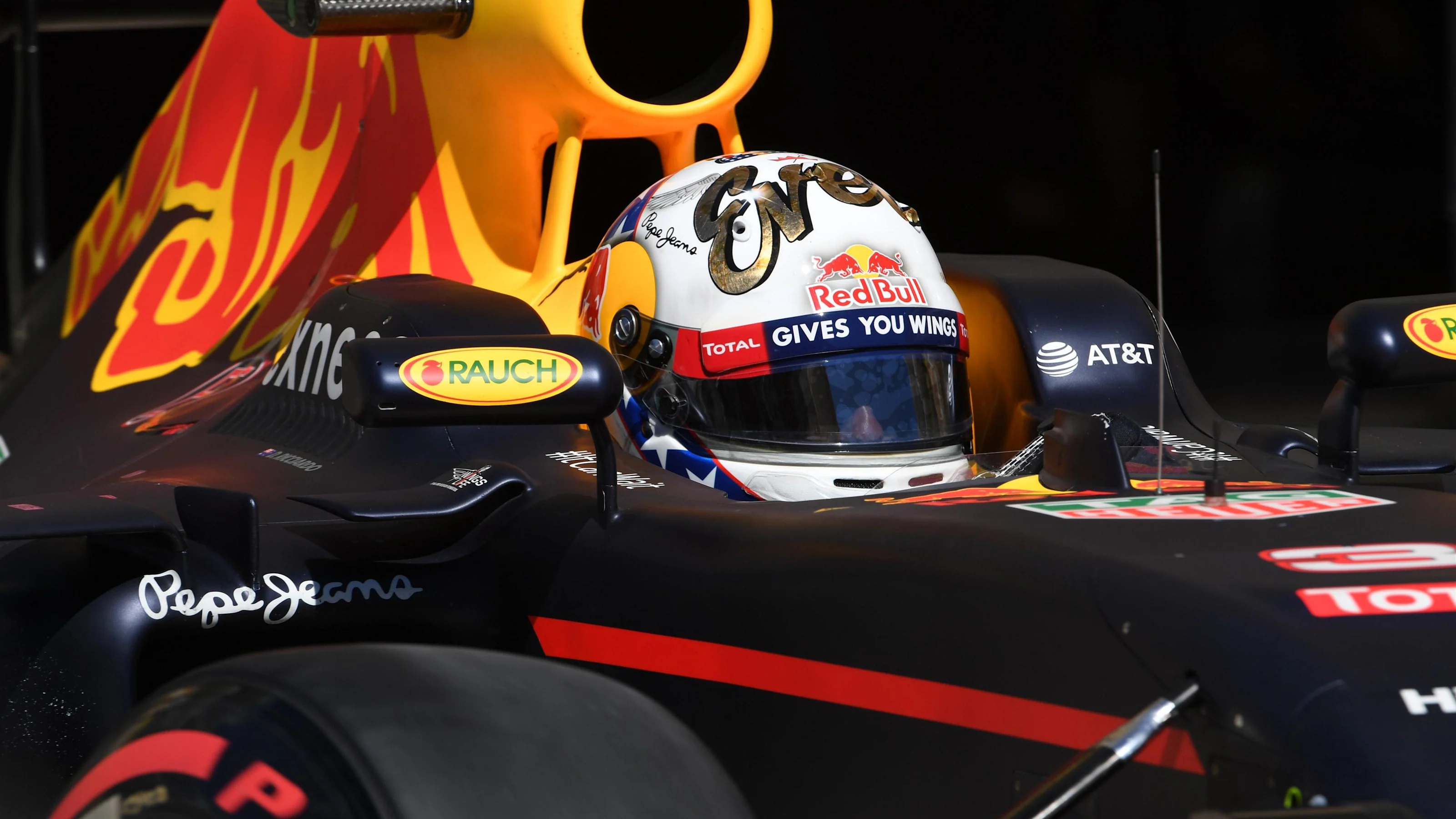 Daniel Ricciardo (AUS) Red Bull Racing RB12 at Formula One World Championship, Rd18, United States