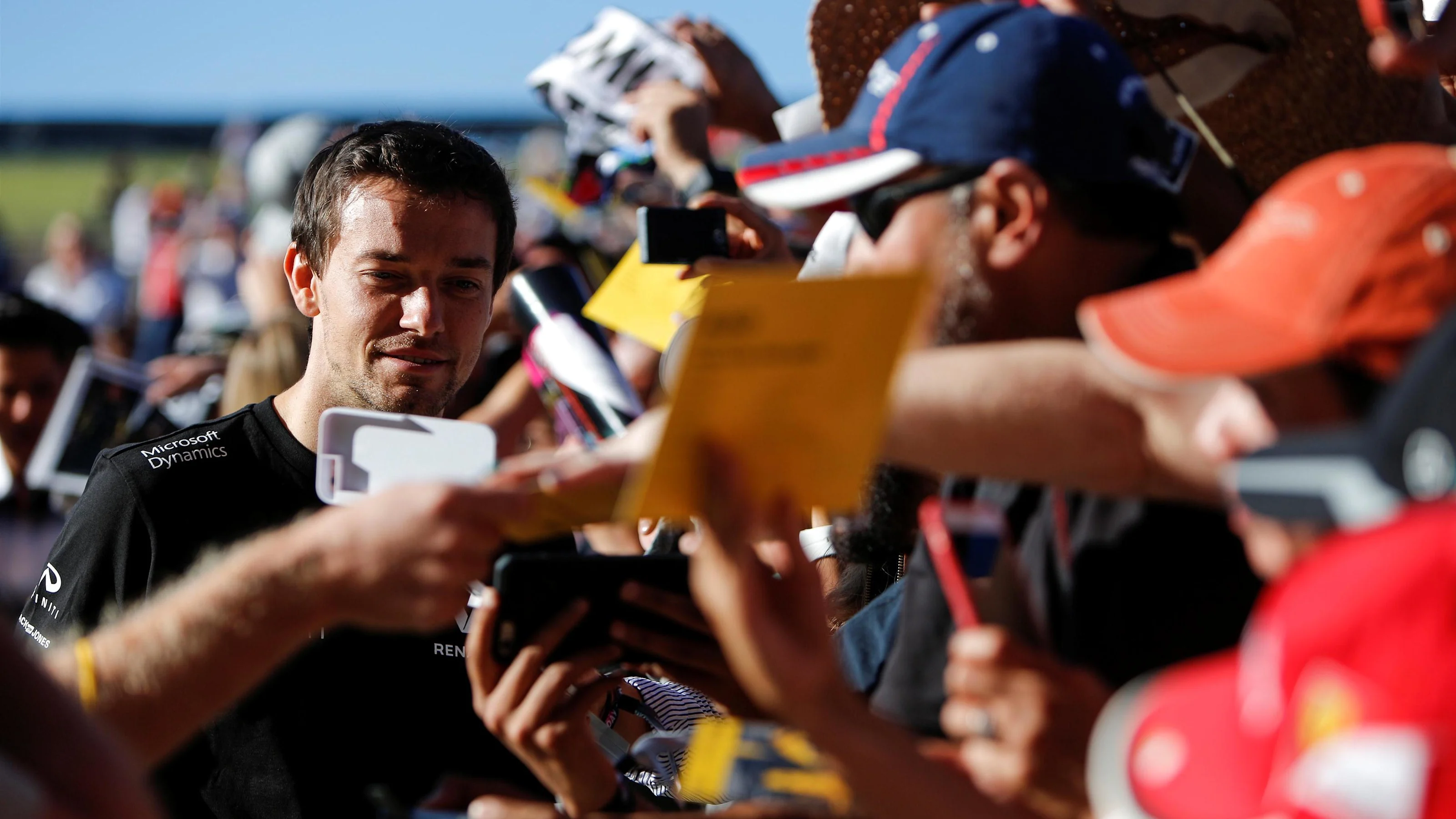 Jolyon Palmer (GBR) Renault Sport F1 Team fans selfie at Formula One World Championship, Rd18,