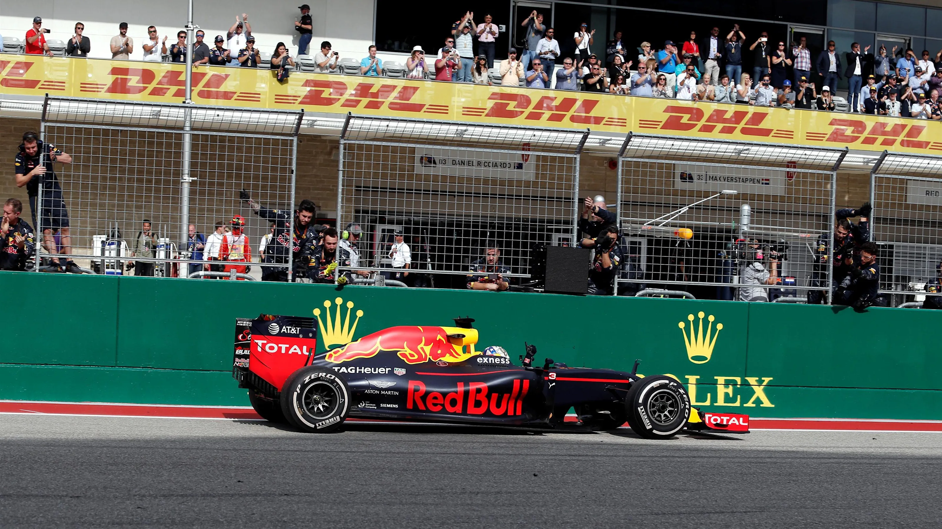 Daniel Ricciardo (AUS) Red Bull Racing RB12 crosses the line to take third place at Formula One