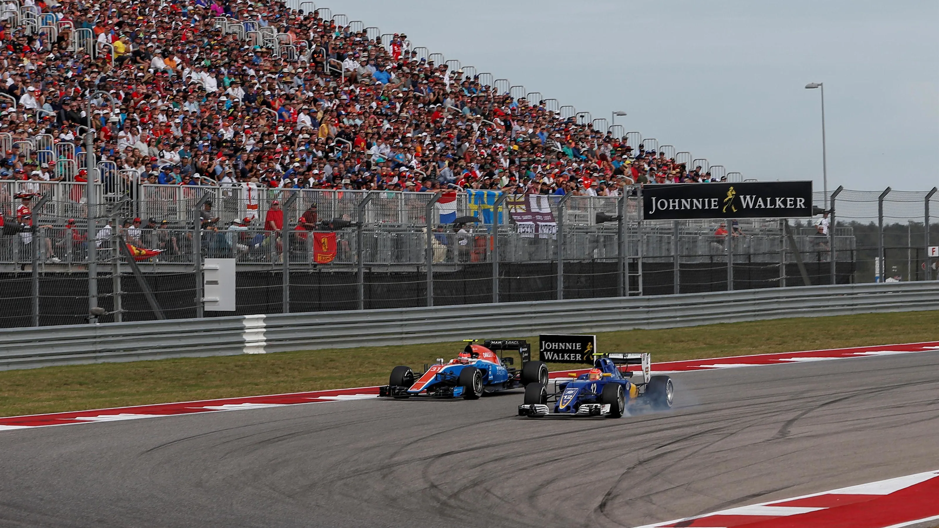 Felipe Nasr (BRA) Sauber C35 locks up as he battles past Esteban Ocon (FRA) Manor Racing MRT05 at