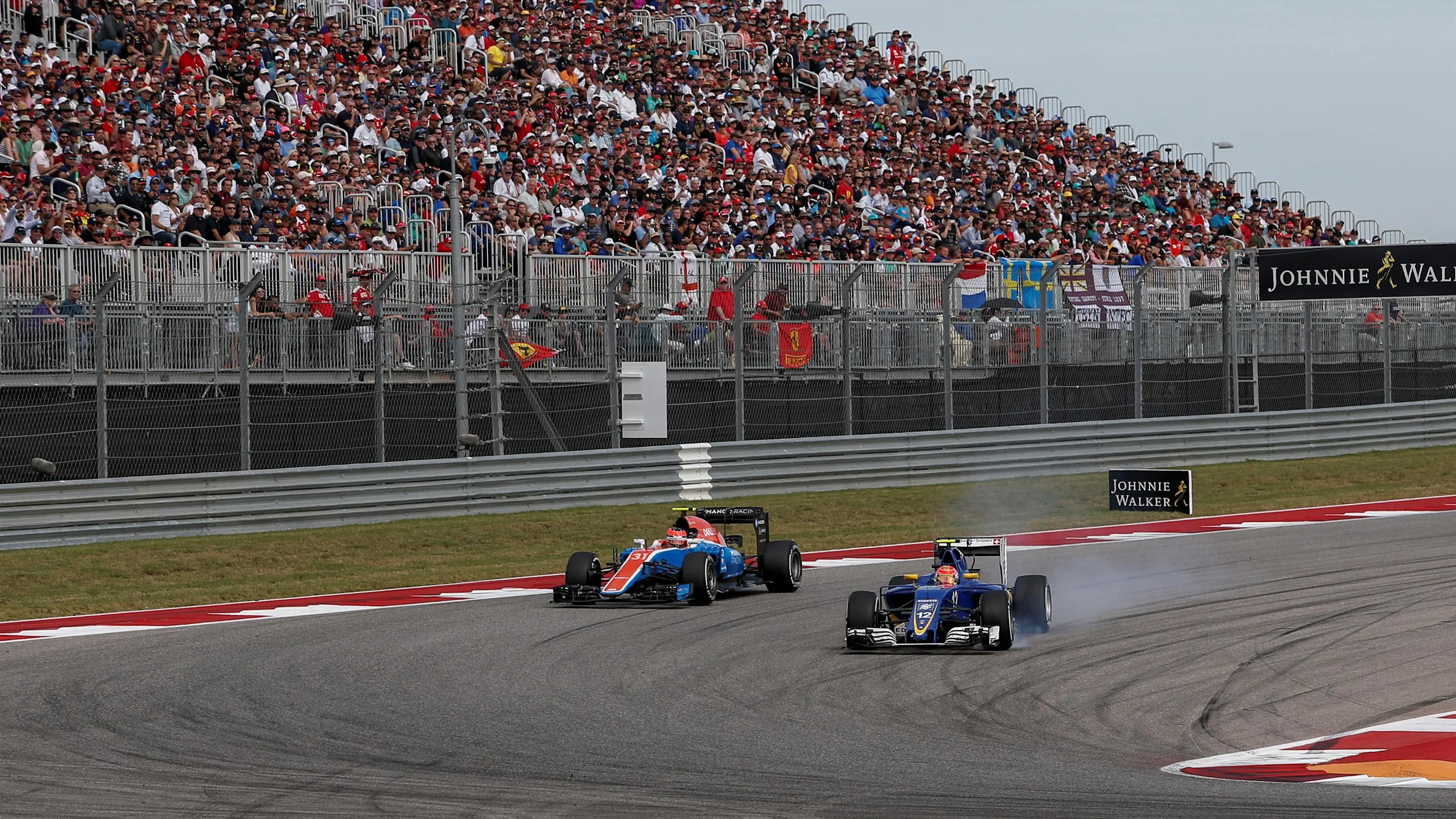 Esteban Ocon (FRA) Manor Racing MRT05 battles with Felipe Nasr (BRA) Sauber C35 as he locks up at
