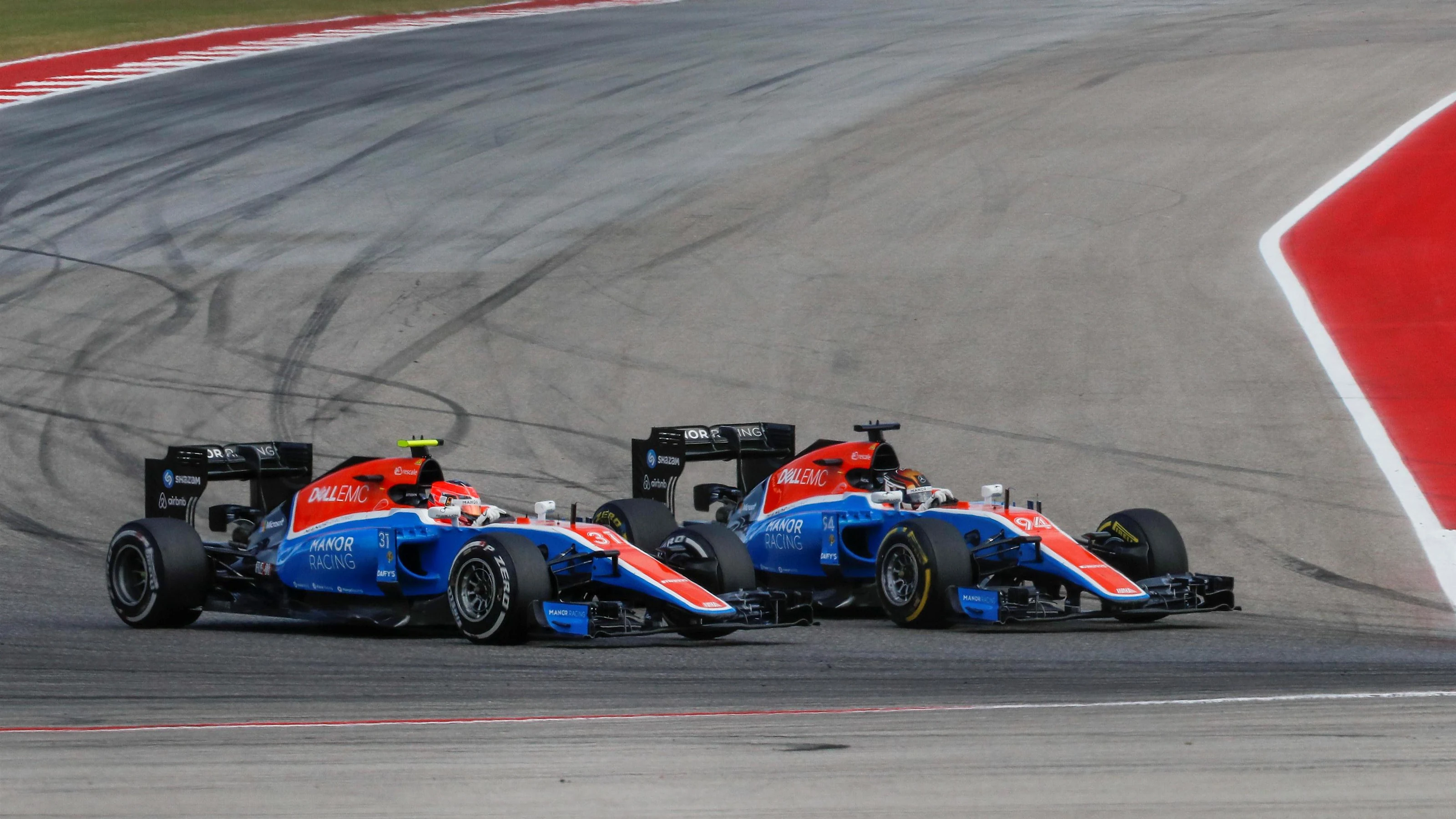 Esteban Ocon (FRA) Manor Racing MRT05 and Pascal Wehrlein (GER) Manor Racing MRT05 battle for