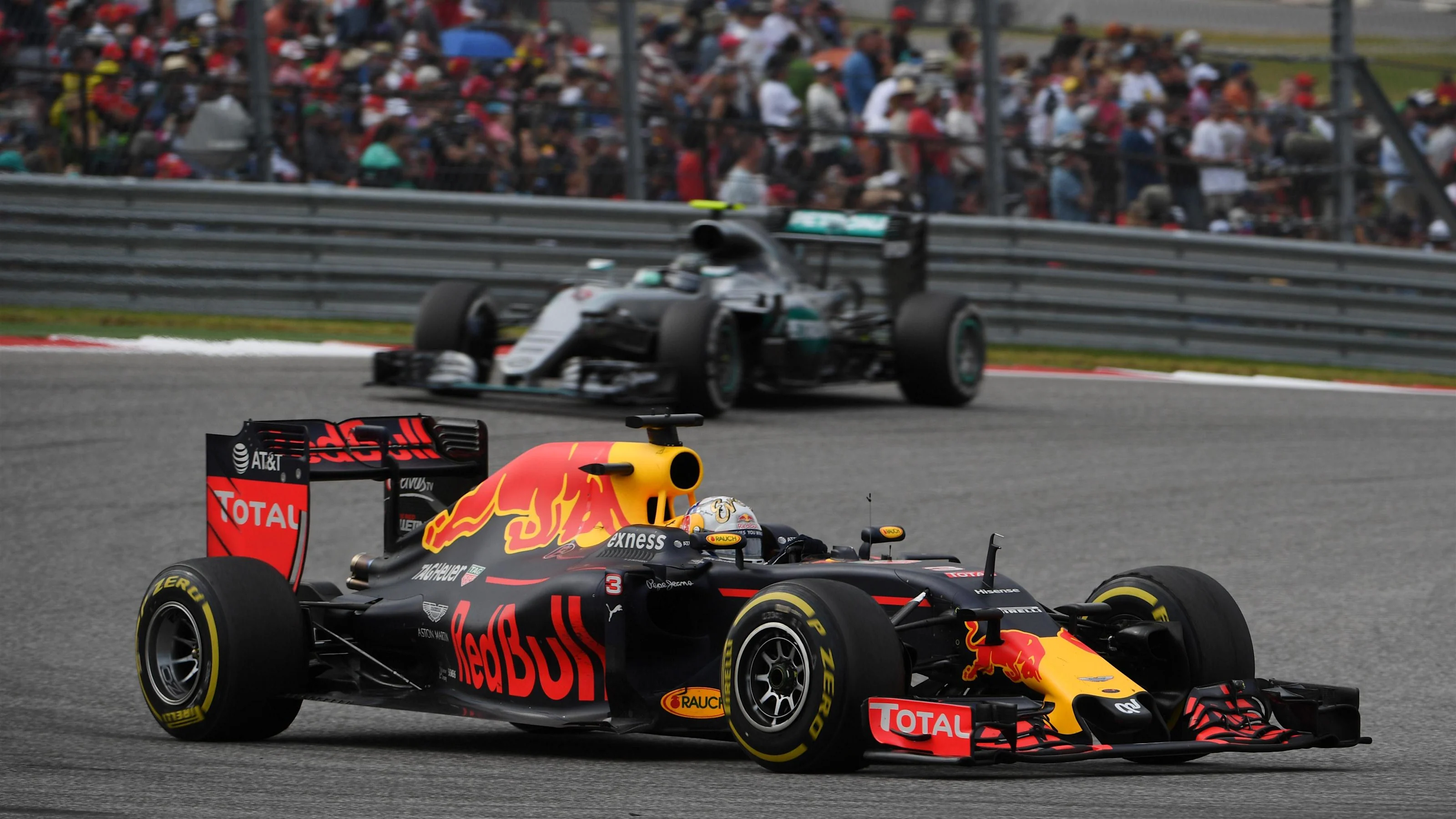 Daniel Ricciardo (AUS) Red Bull Racing RB12 leads Nico Rosberg (GER) Mercedes-Benz F1 W07 Hybrid at