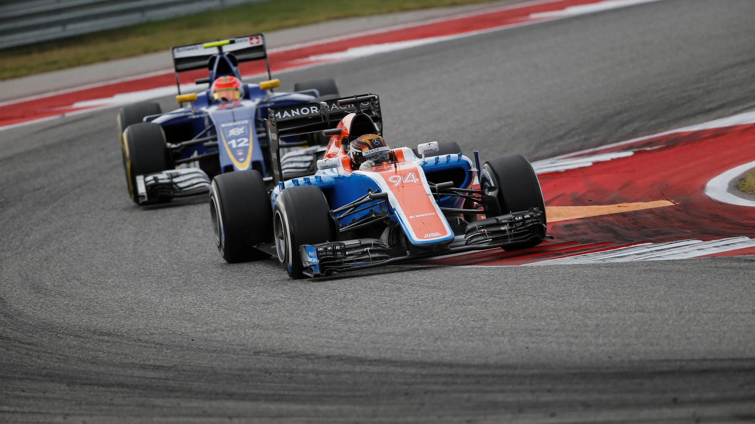 Pascal Wehrlein (GER) Manor Racing MRT05 leads Felipe Nasr (BRA) Sauber C35 at Formula One World