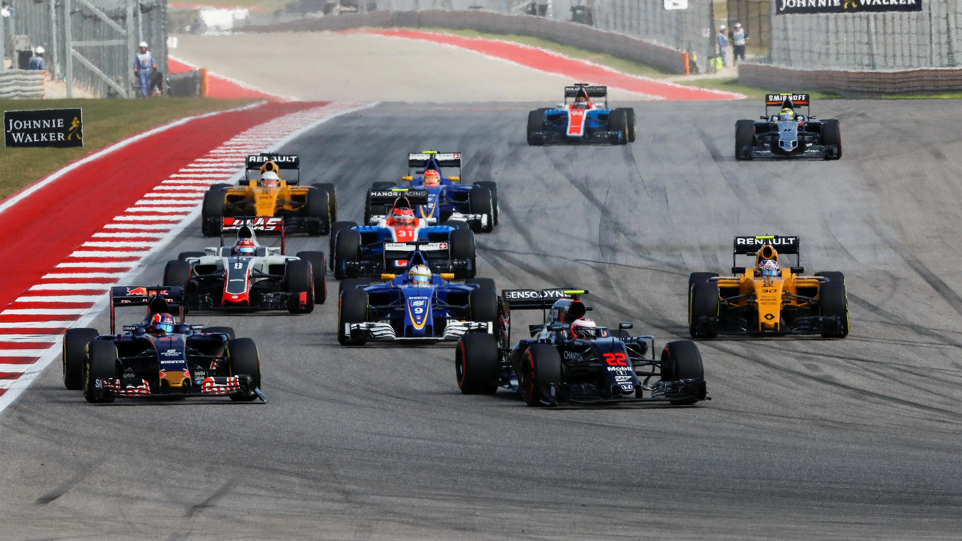 Daniil Kvyat (RUS) Scuderia Toro Rosso STR11 and Fernando Alonso (ESP) McLaren MP4-31 battle on lap