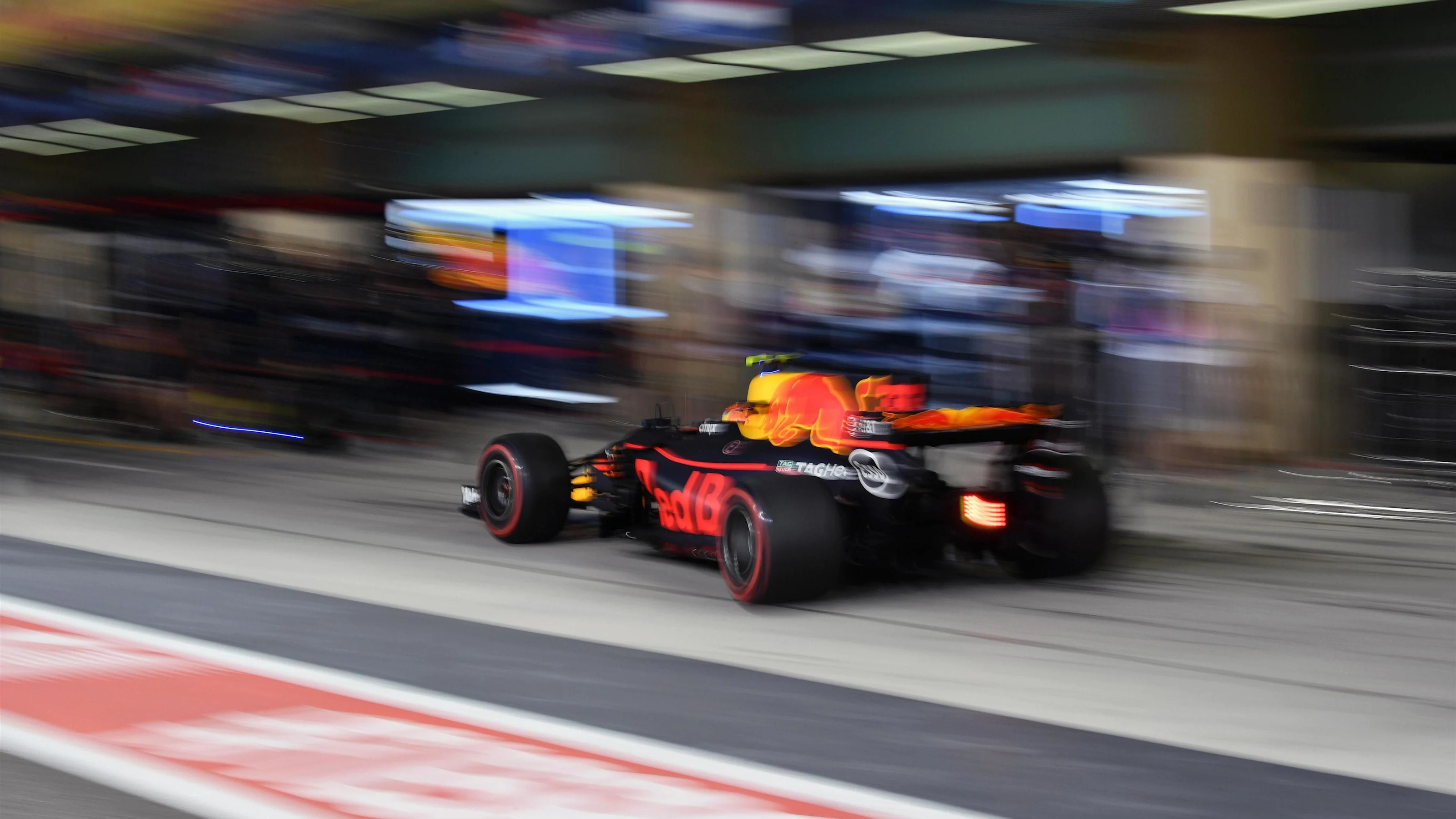 Max Verstappen (NED) Red Bull Racing RB13 pit stop at Formula One World Championship, Rd20, Abu