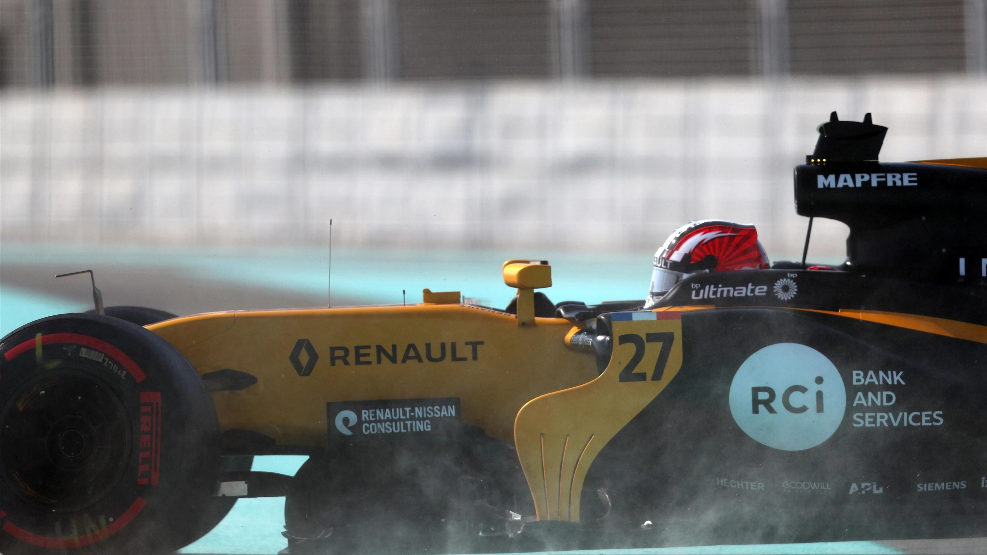 Nico Hulkenberg (GER) Renault Sport F1 Team RS17 spins at Formula One World Championship, Rd20, Abu