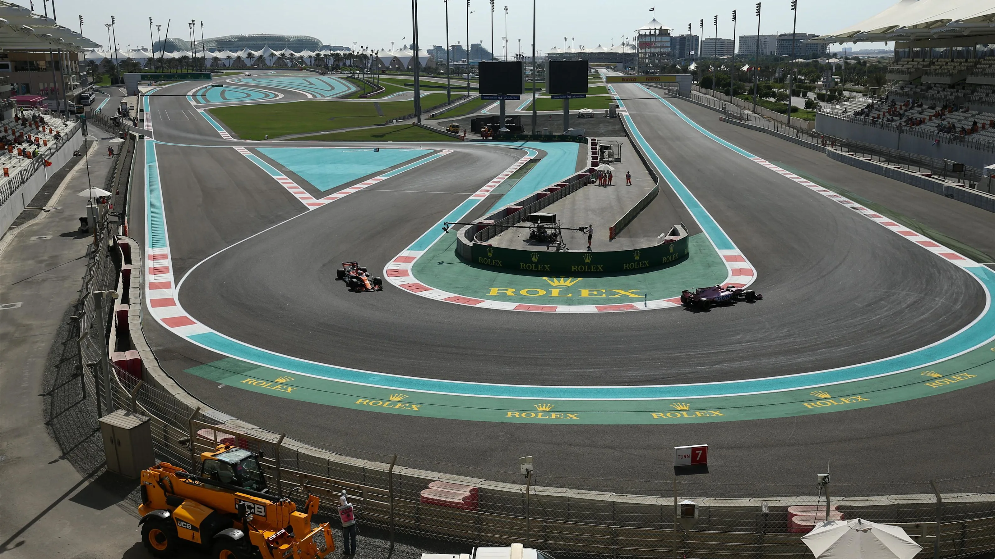 Sergio Perez (MEX) Force India VJM10 and Fernando Alonso (ESP) McLaren MCL32 at Formula One World