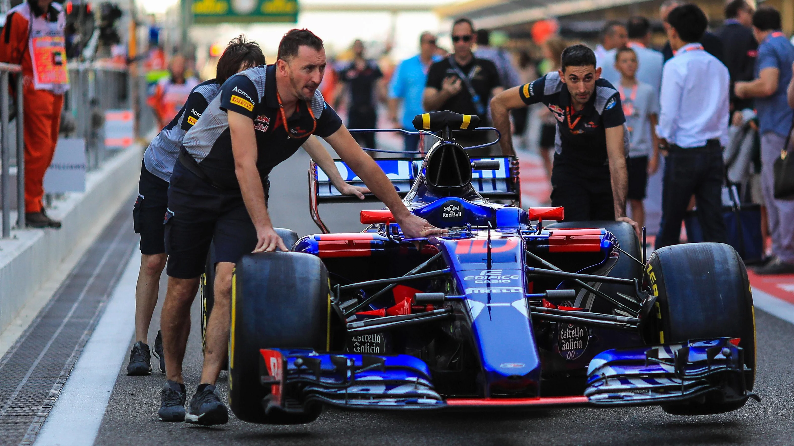 Scuderia Toro Rosso mechanics with Scuderia Toro Rosso STR12 at Formula One World Championship,