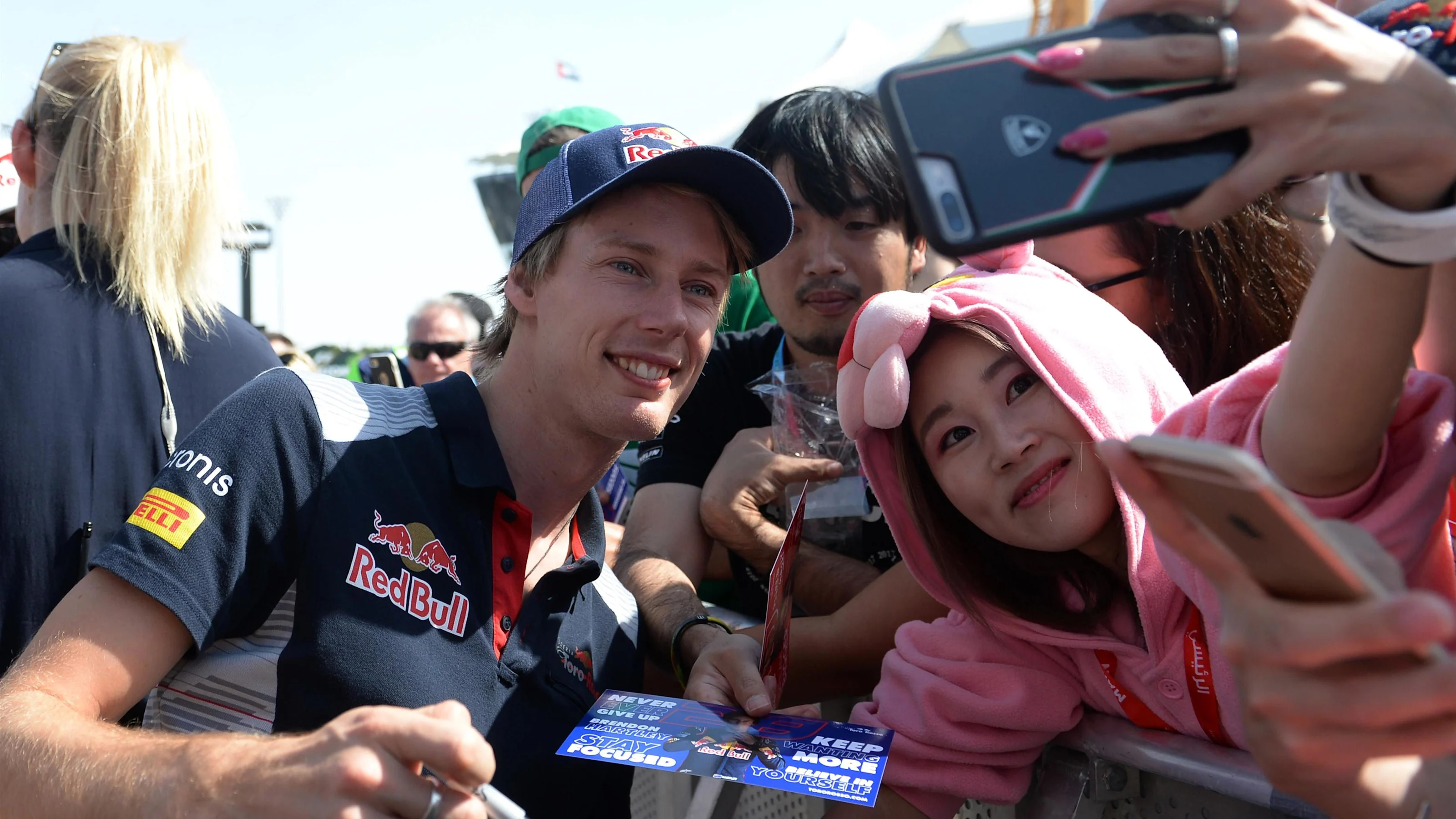 Brendon Hartley (NZL) Scuderia Toro Rosso fans selfie at Formula One World Championship, Rd20, Abu