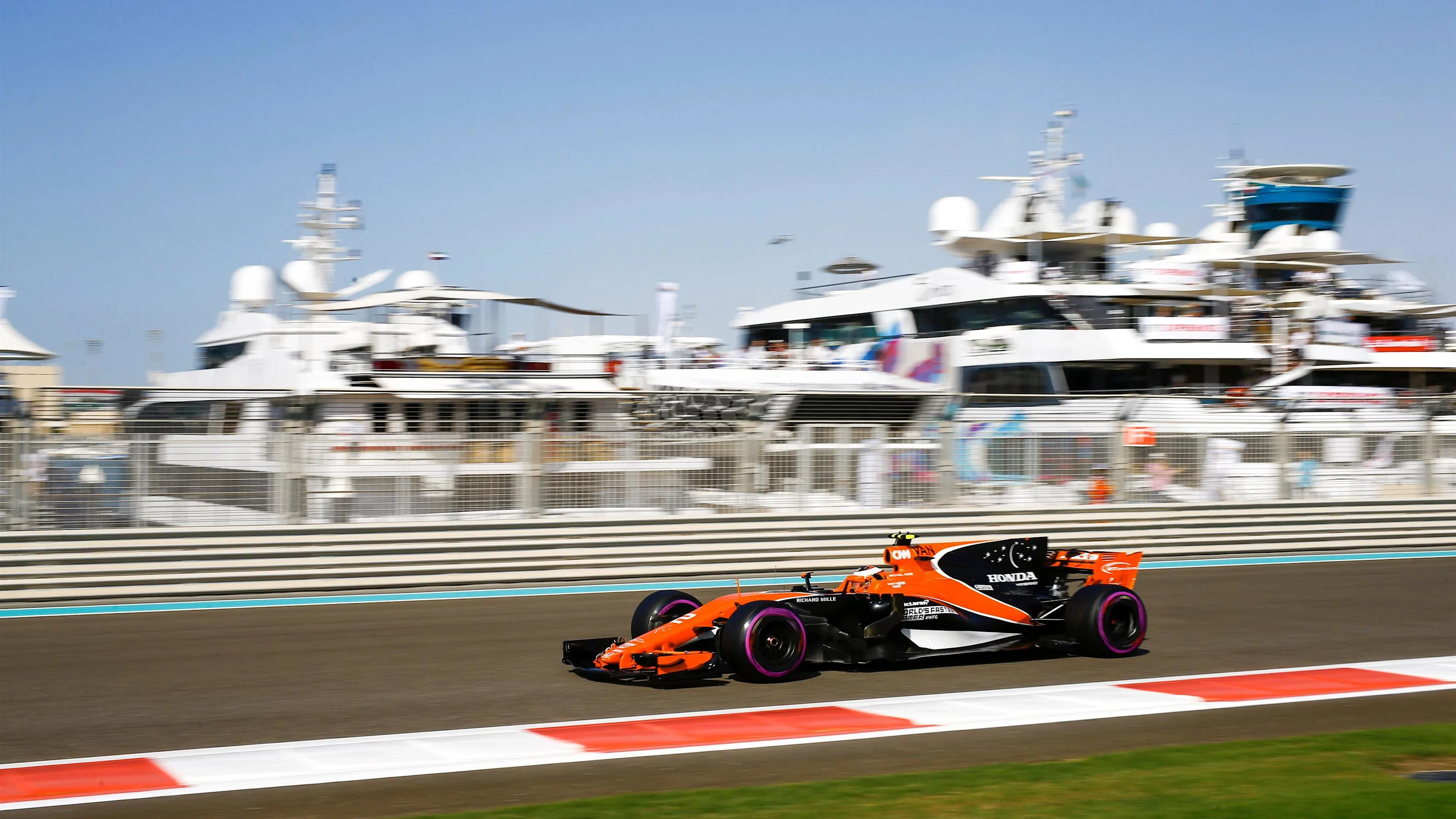 Stoffel Vandoorne (BEL) McLaren MCL32 at Formula One World Championship, Rd20, Abu Dhabi Grand