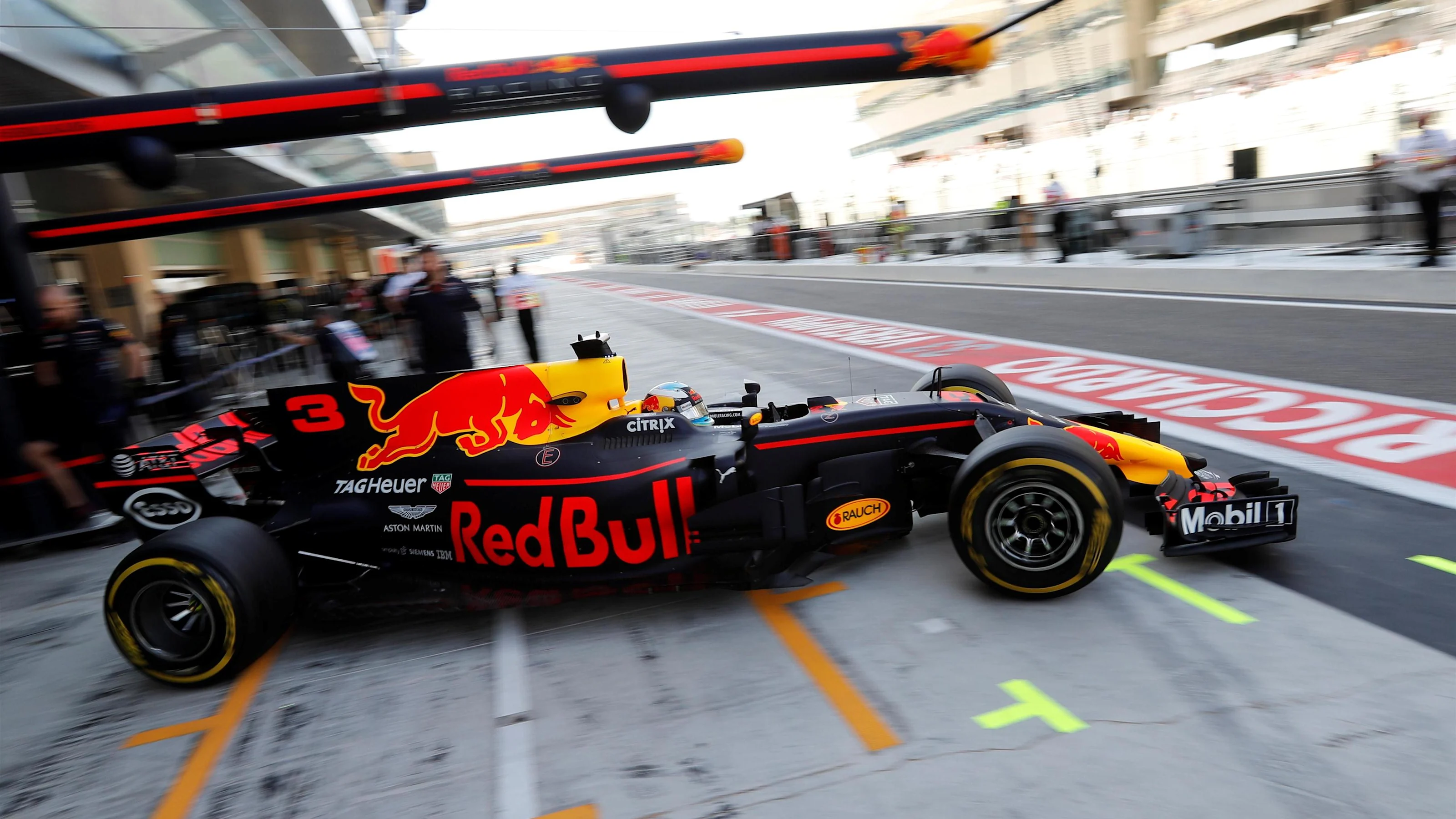 Daniel Ricciardo (AUS) Red Bull Racing RB13 at Formula One World Championship, Rd20, Abu Dhabi