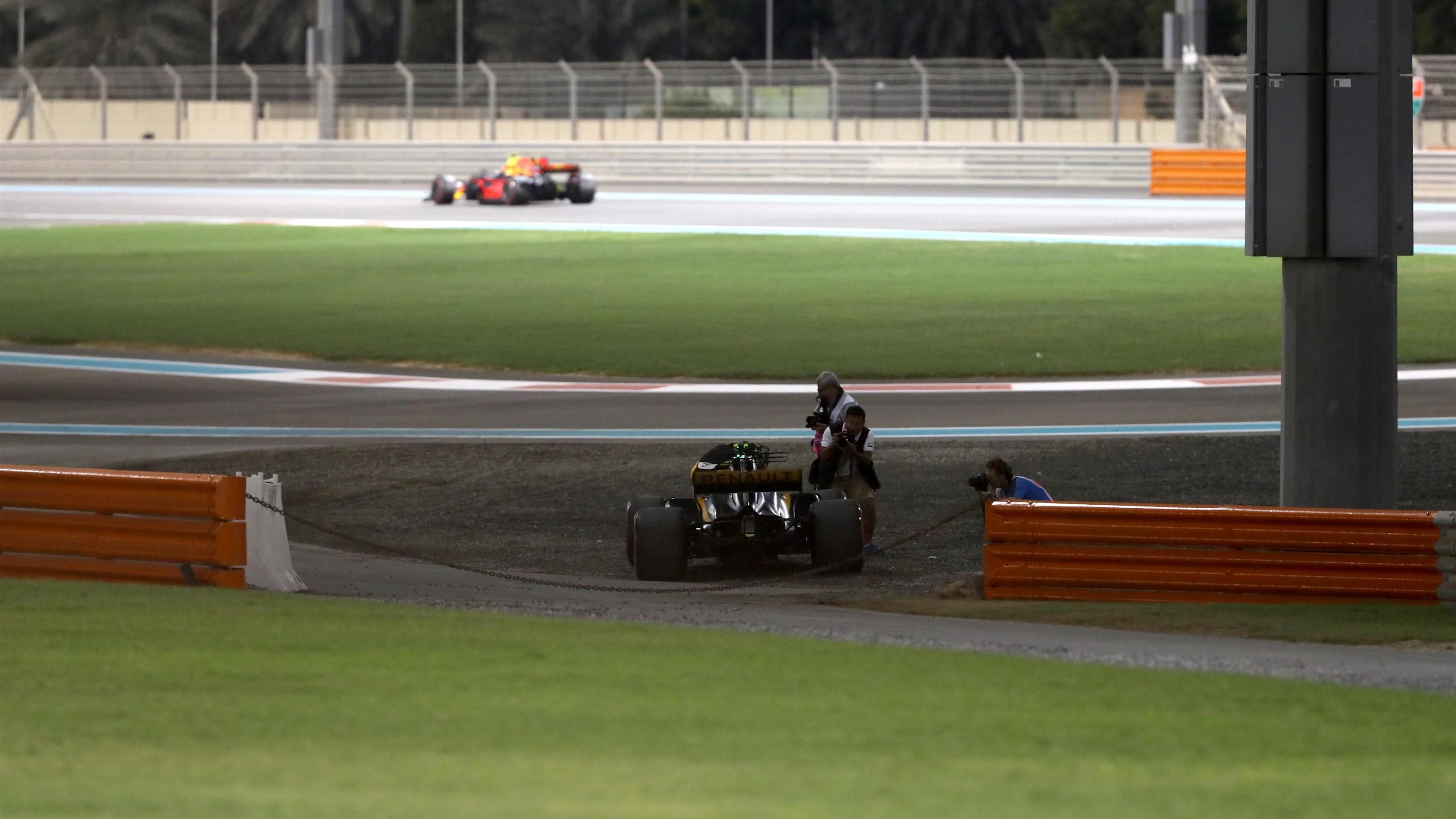 Carlos Sainz jr (ESP) Renault Sport F1 Team RS17 retires from the race at Formula One World