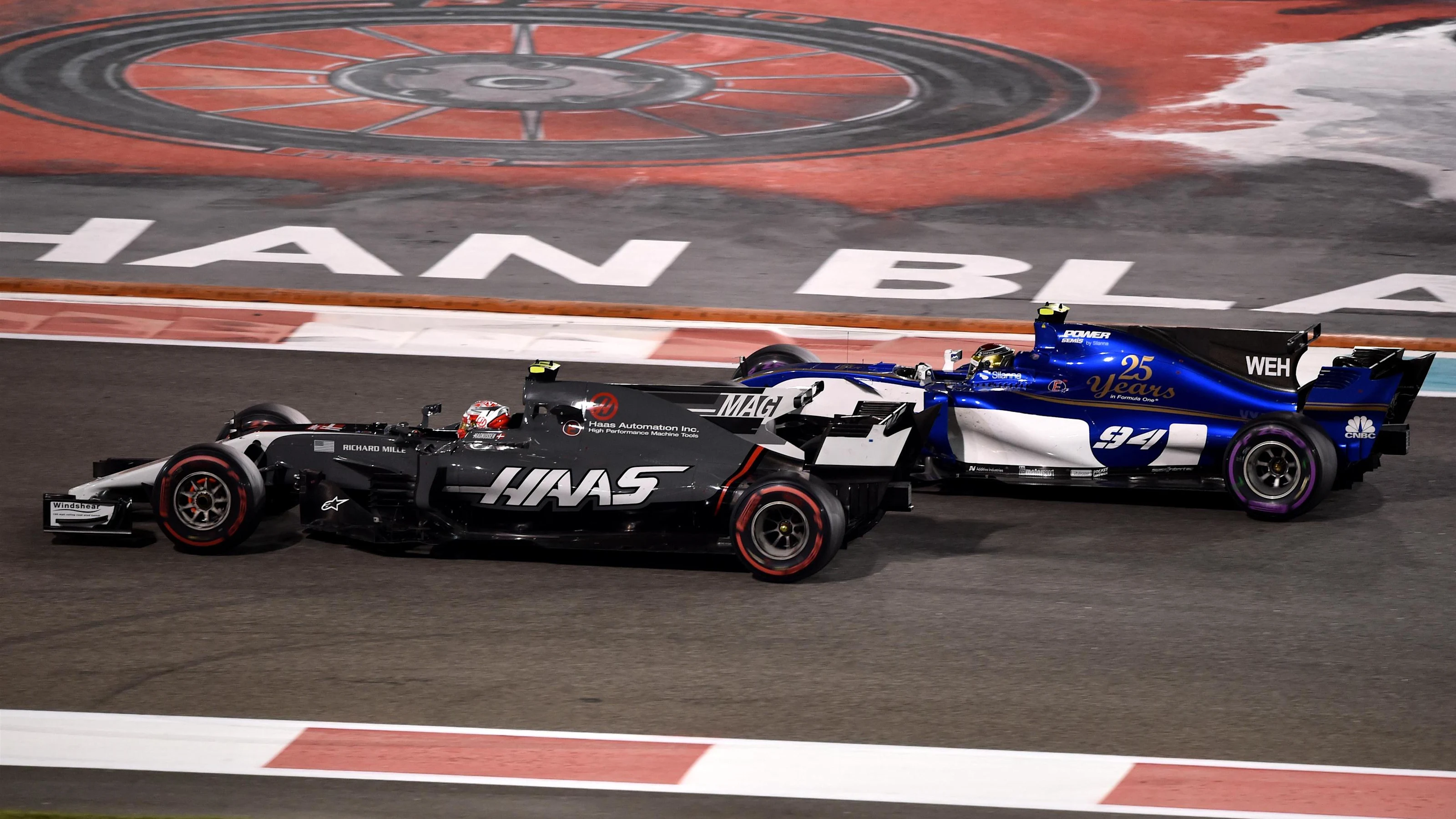 Kevin Magnussen (DEN) Haas VF-17 and Pascal Wehrlein (GER) Sauber C36 battle for position at