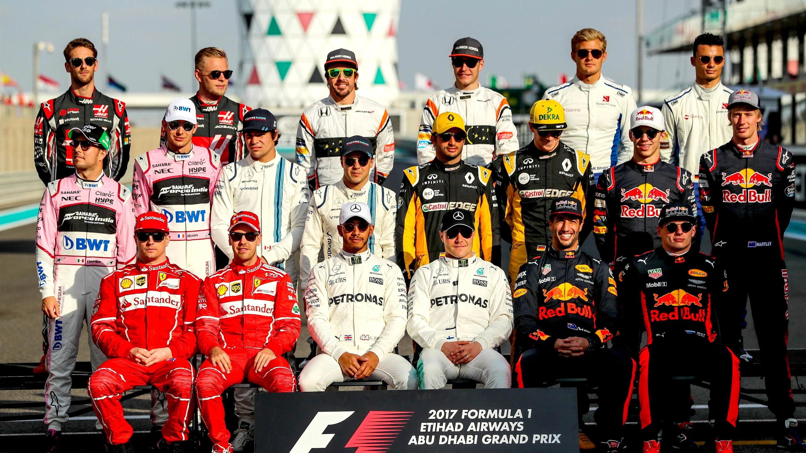 F1 drivers goup photo at Formula One World Championship, Rd20, Abu Dhabi Grand Prix, Race, Yas