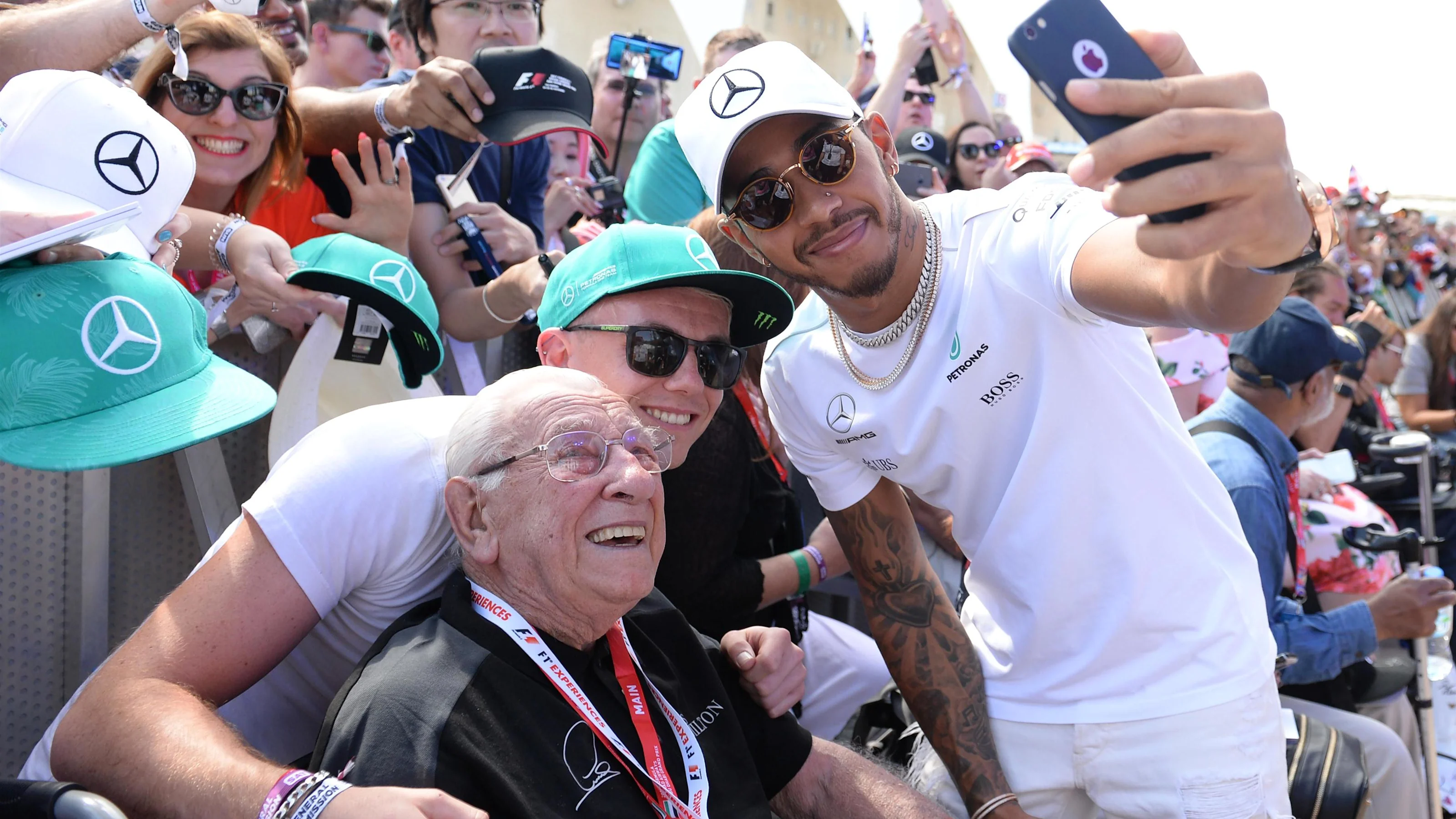 Lewis Hamilton (GBR) Mercedes AMG F1 fans selfie at Formula One World Championship, Rd20, Abu Dhabi