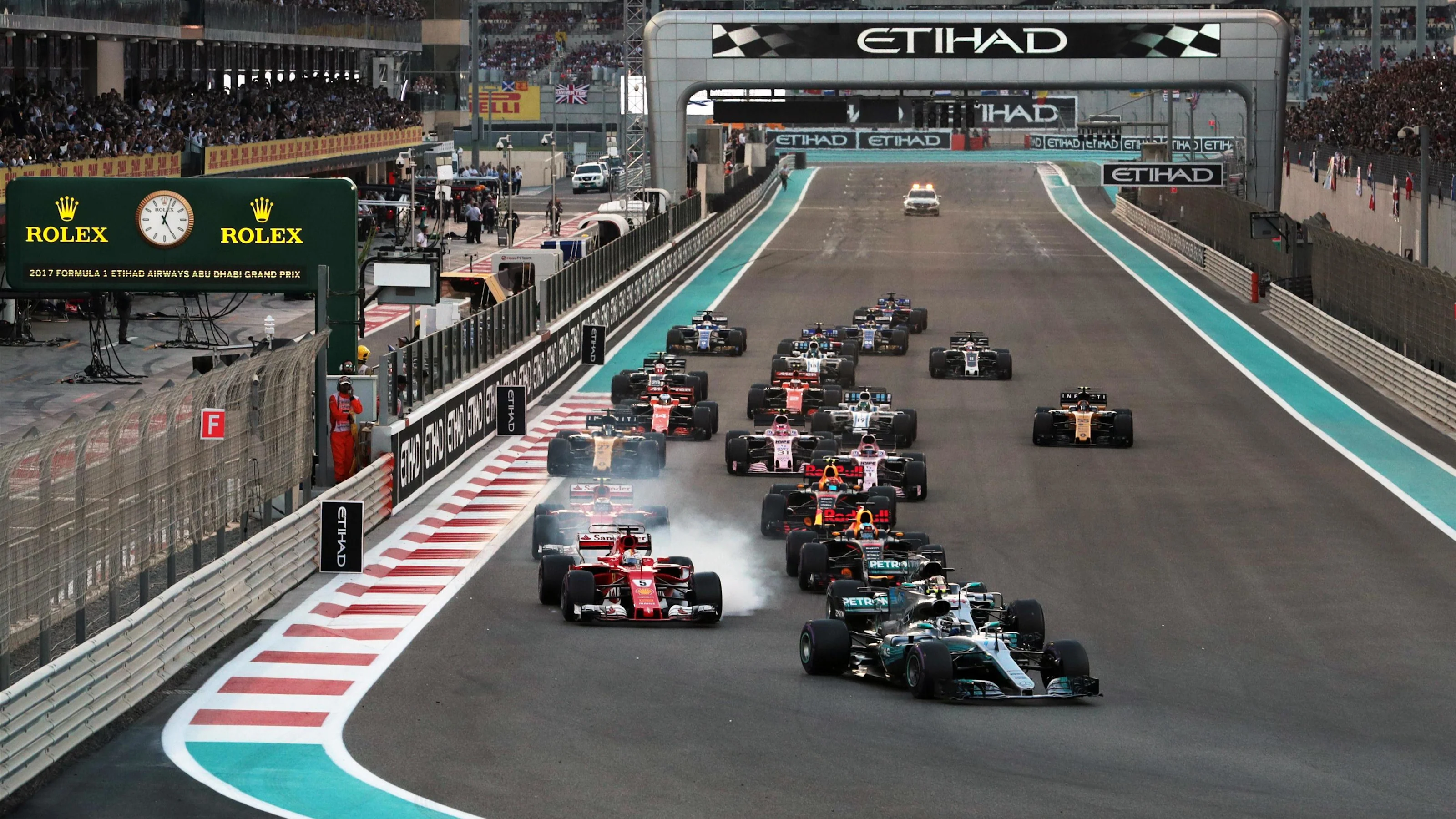 Valtteri Bottas (FIN) Mercedes-Benz F1 W08 Hybrid leads at the start of the race at Formula One