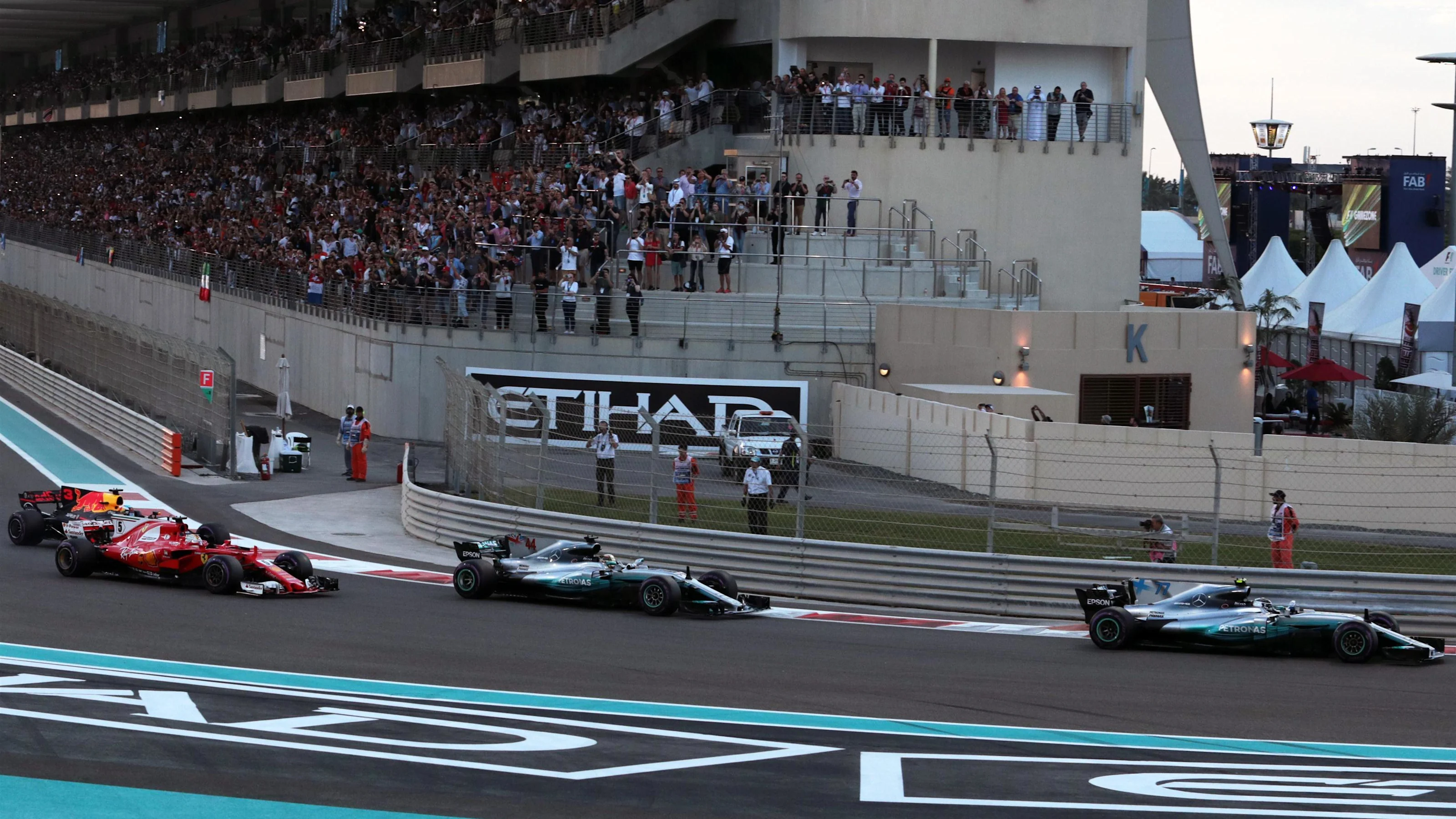 Valtteri Bottas (FIN) Mercedes-Benz F1 W08 Hybrid leads at the start of the race at Formula One