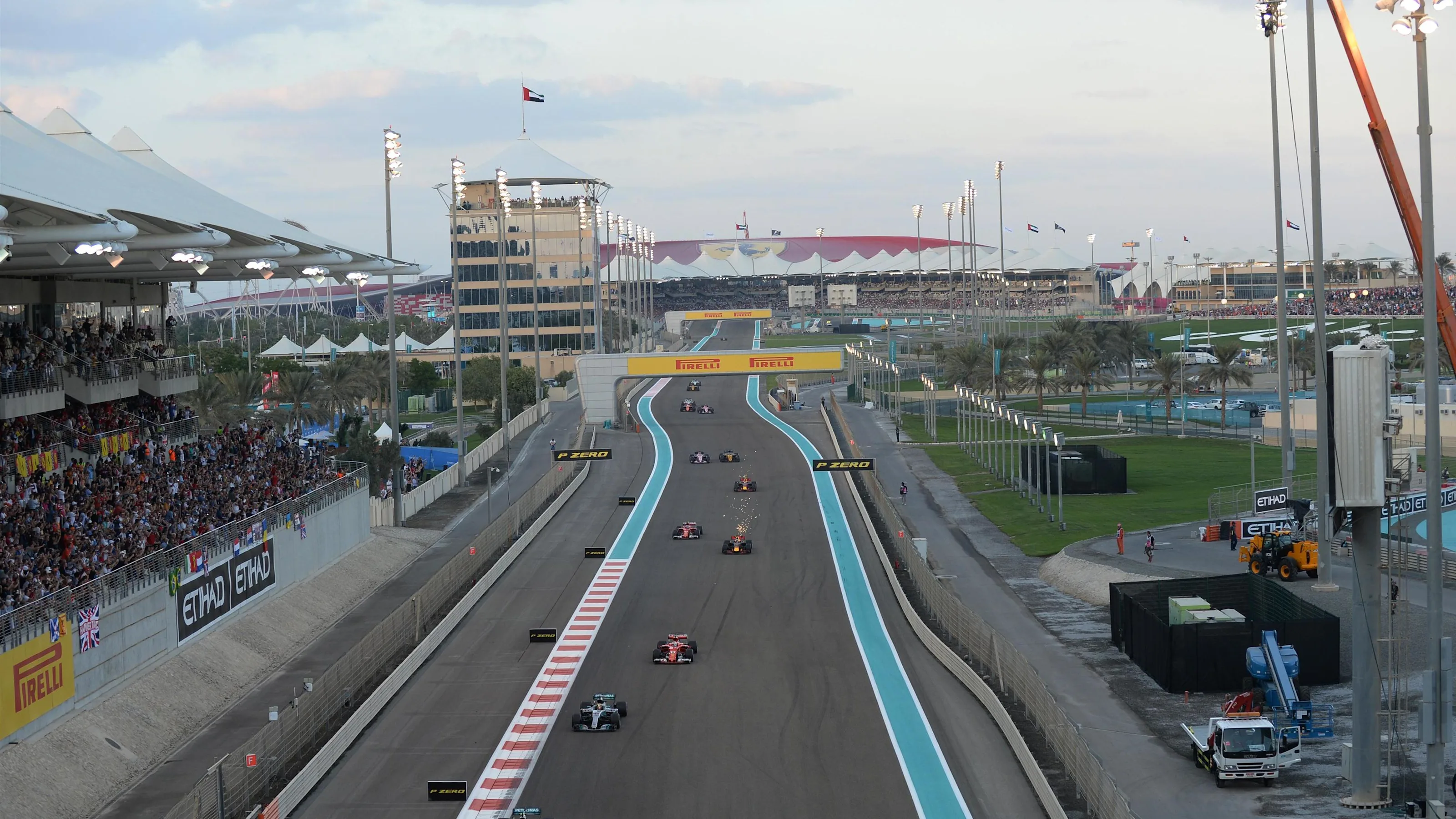 Valtteri Bottas (FIN) Mercedes-Benz F1 W08 Hybrid leads on lap one at Formula One World