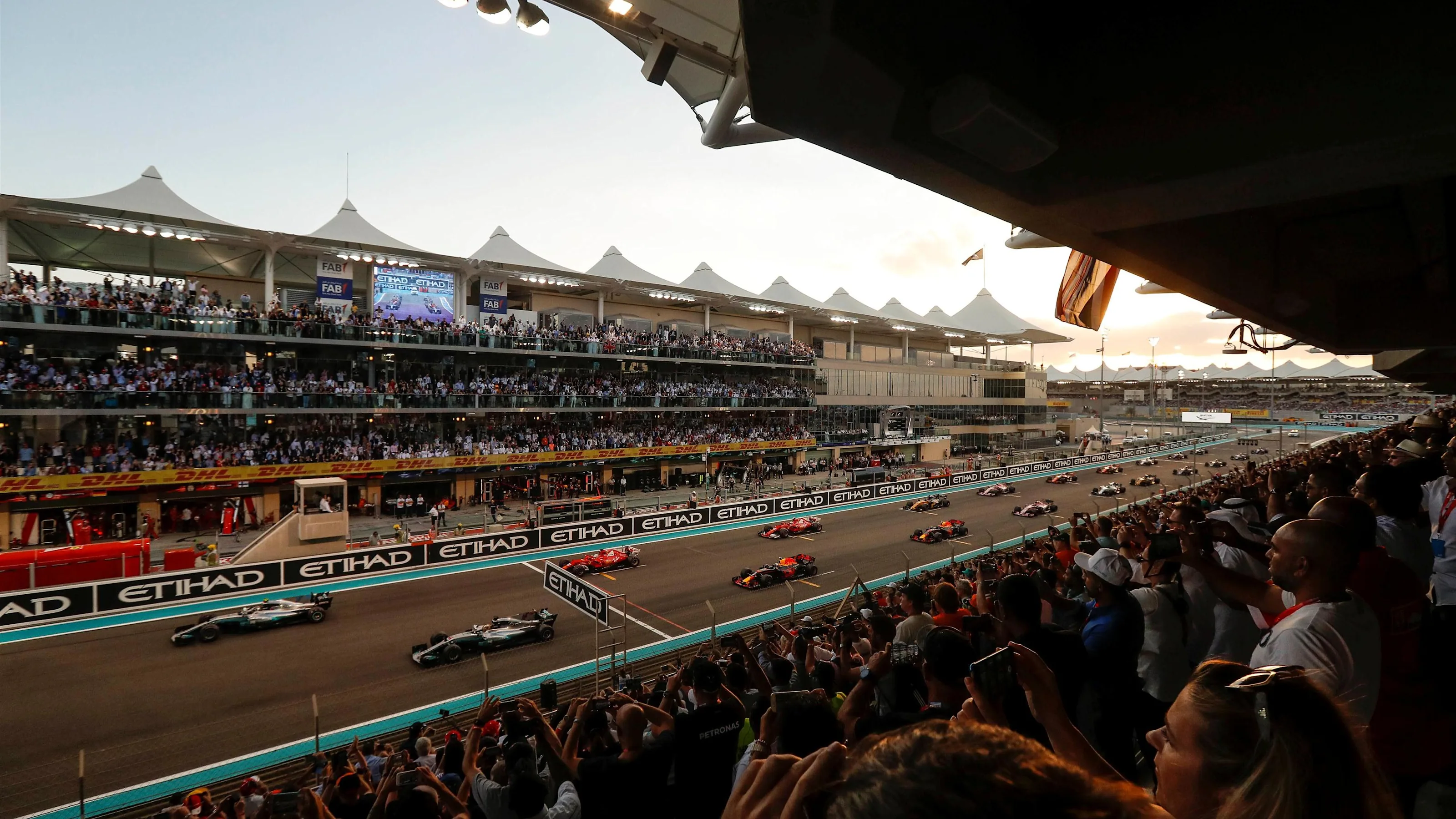 Valtteri Bottas (FIN) Mercedes-Benz F1 W08 Hybrid leads at the start of the race at Formula One