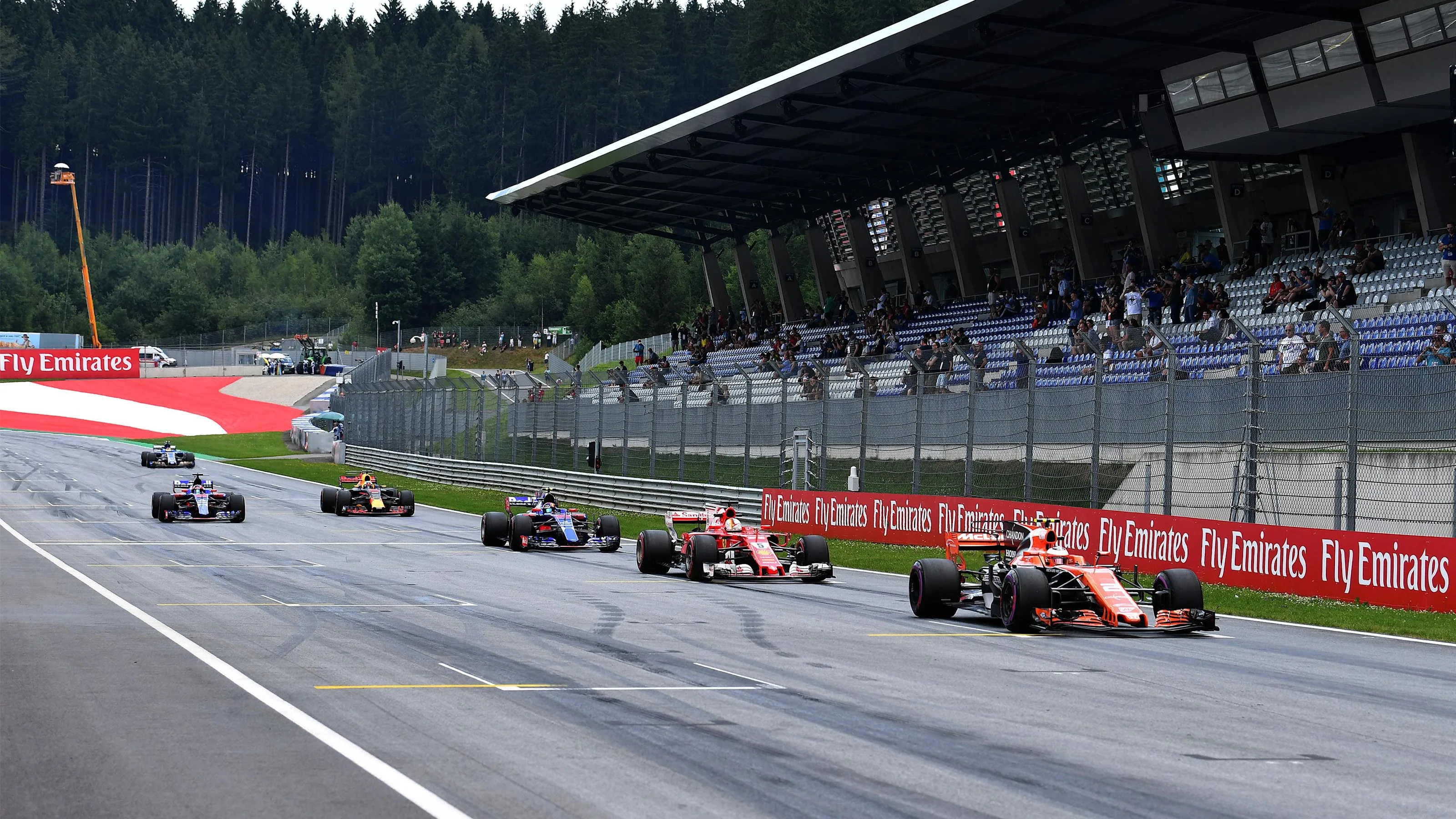 Stoffel Vandoorne (BEL) McLaren MCL32 dn Sebastian Vettel (GER) Ferrari SF70-H practice starts at