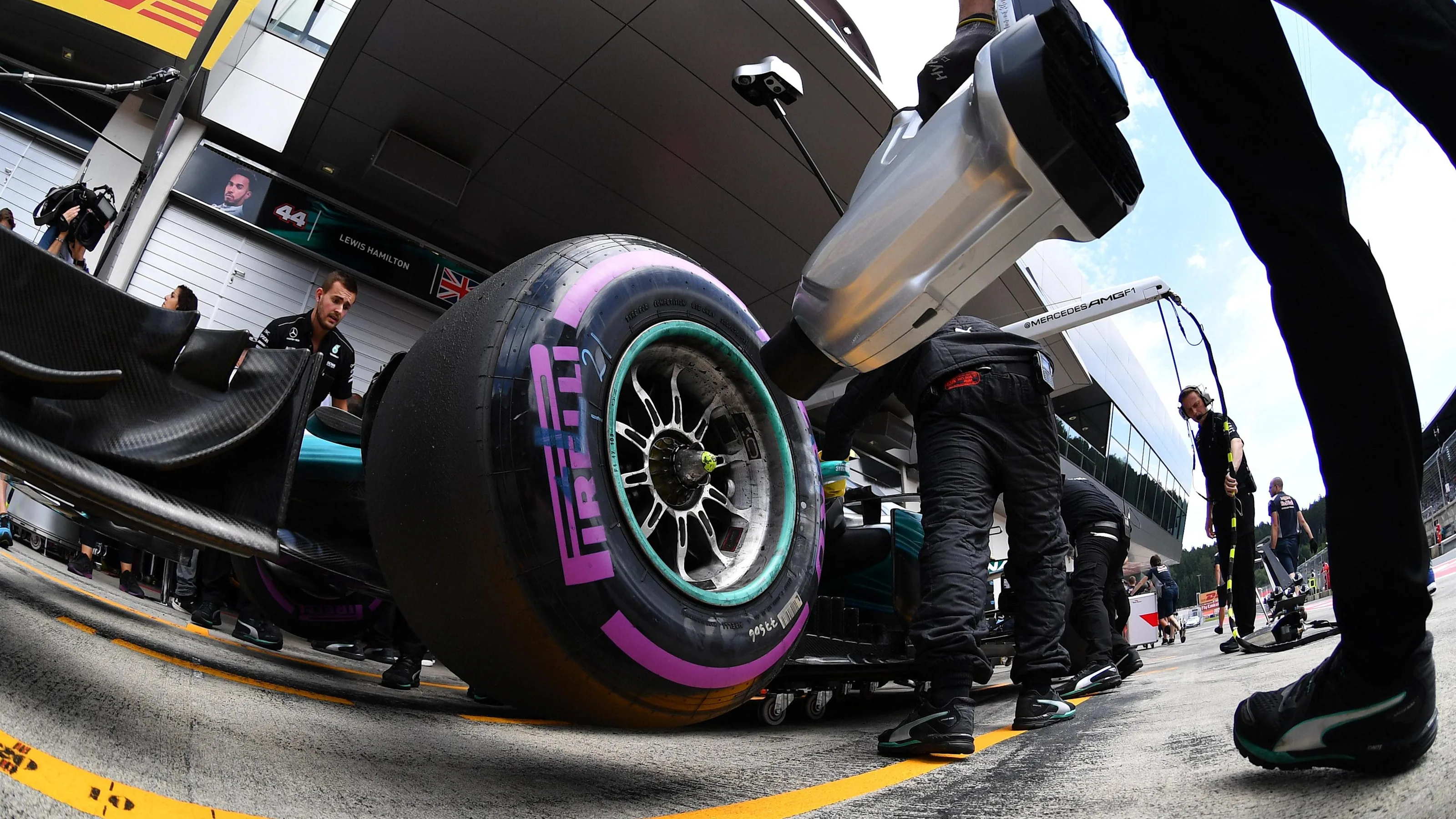 Valtteri Bottas (FIN) Mercedes-Benz F1 W08 Hybrid front wheel and cool air blower at Formula One
