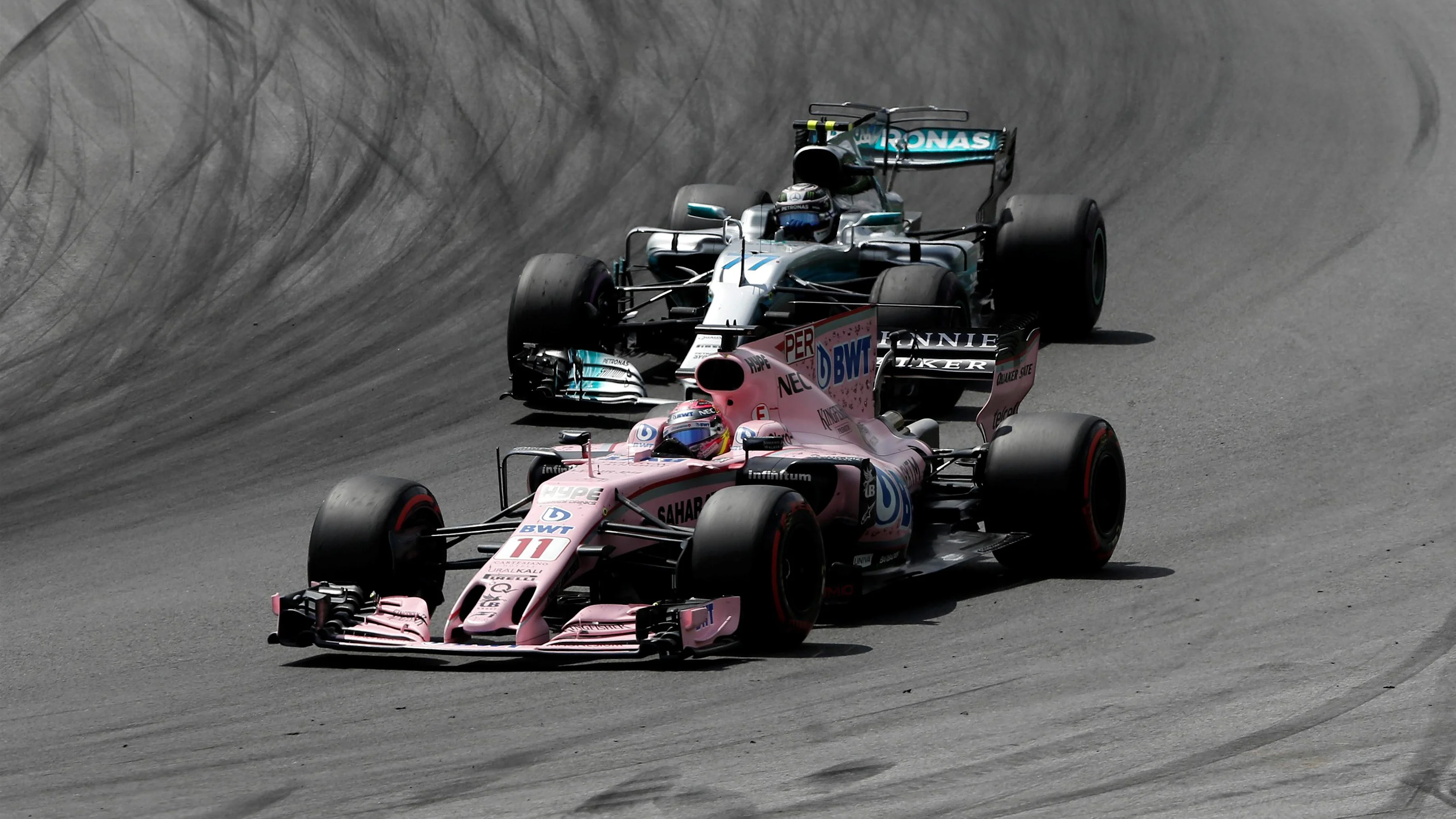 Sergio Perez (MEX) Force India VJM10 and Valtteri Bottas (FIN) Mercedes-Benz F1 W08 Hybrid at