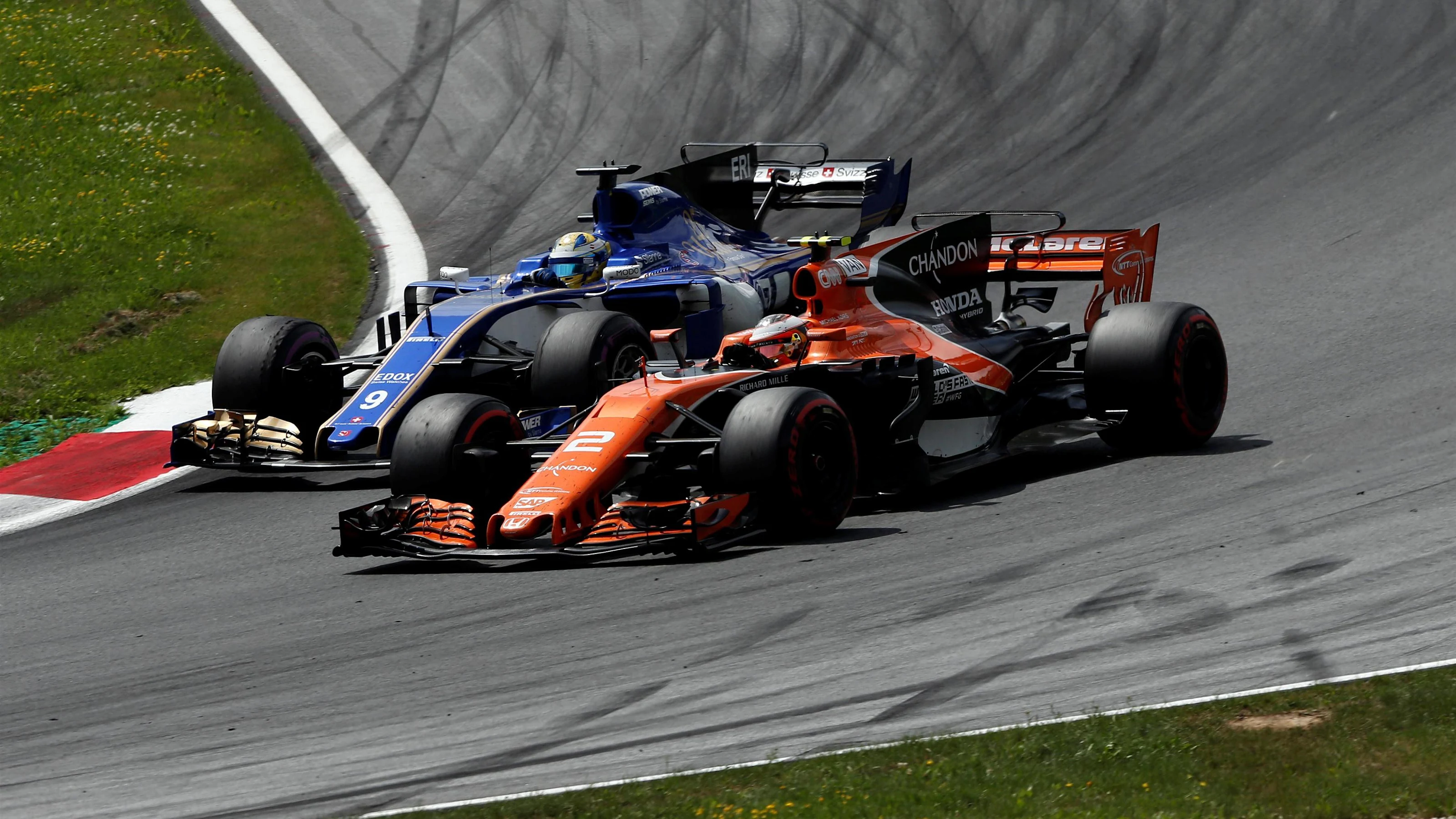 Marcus Ericsson (SWE) Sauber C36 and Stoffel Vandoorne (BEL) McLaren MCL32 at Formula One World