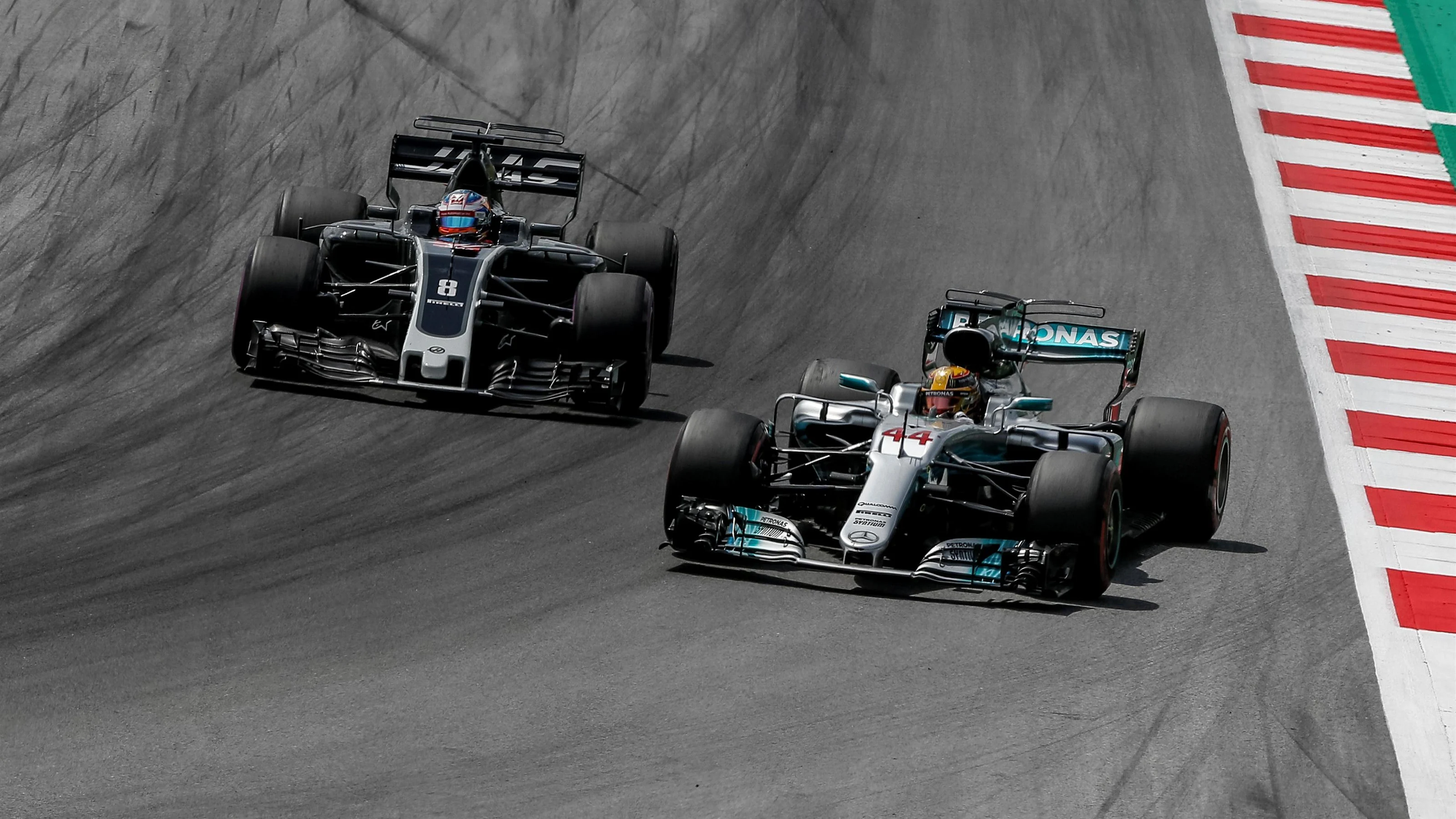 Lewis Hamilton (GBR) Mercedes-Benz F1 W08 Hybrid and Romain Grosjean (FRA) Haas VF-17 at Formula