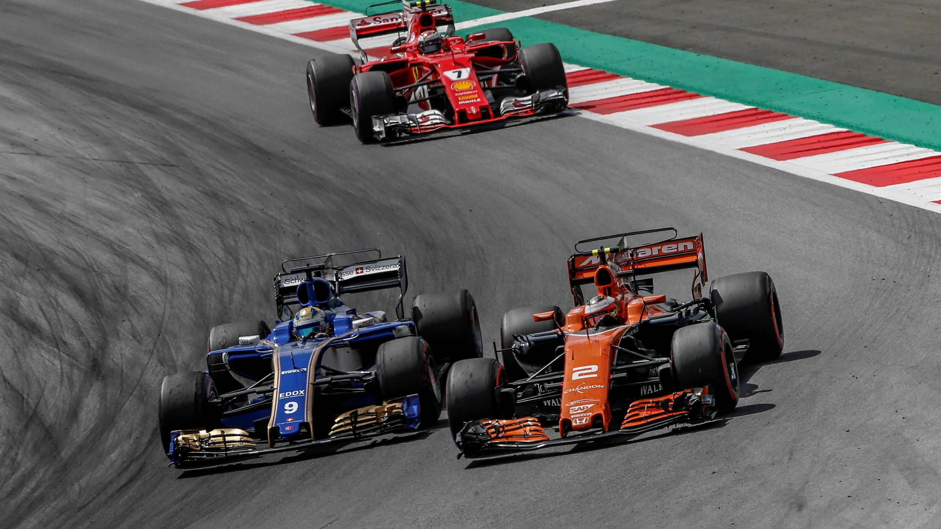 Stoffel Vandoorne (BEL) McLaren MCL32 and Marcus Ericsson (SWE) Sauber C36 at Formula One World