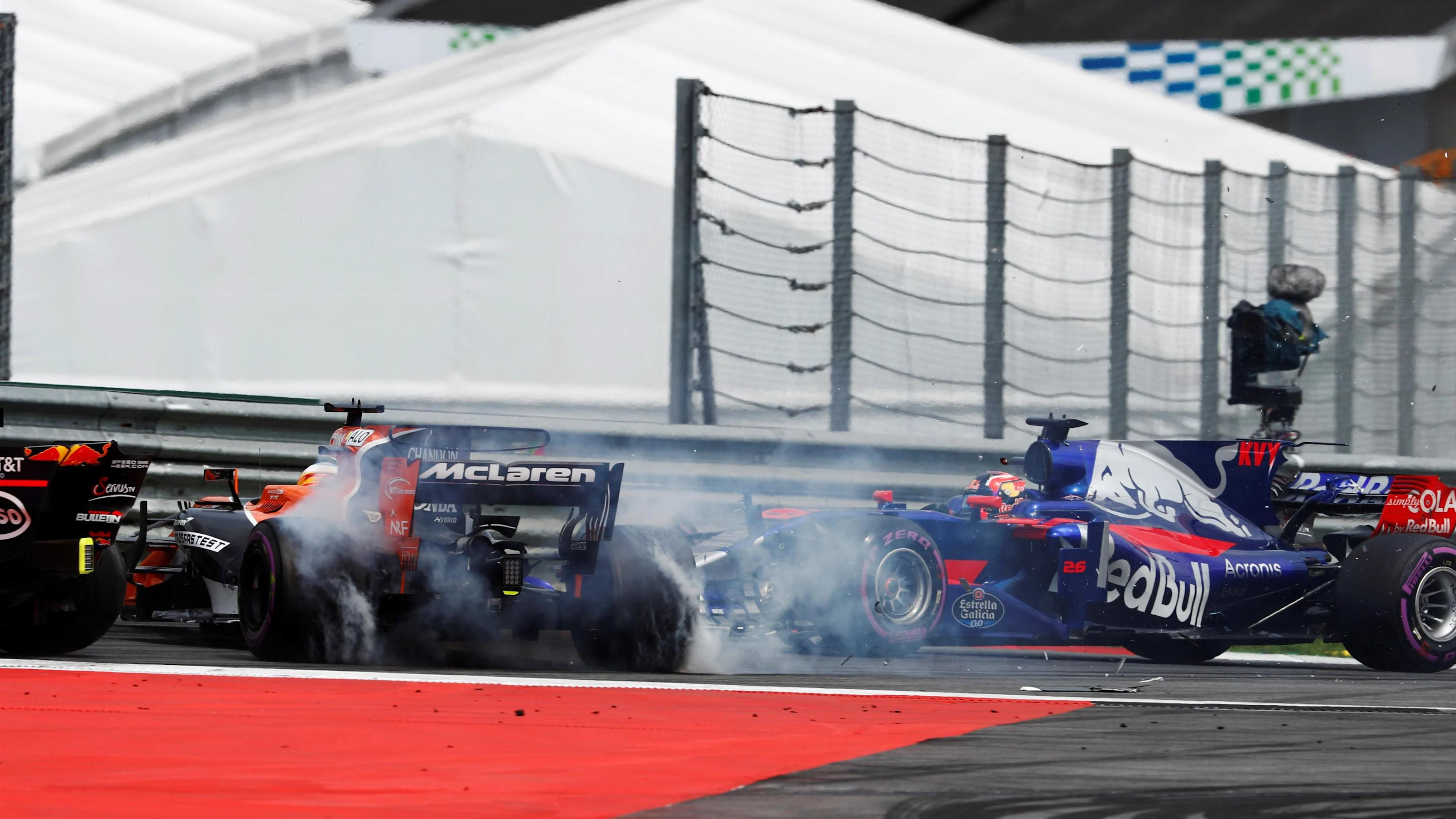 Fernando Alonso (ESP) McLaren MCL32 and Daniil Kvyat (RUS) Scuderia Toro Rosso STR12 collide at the