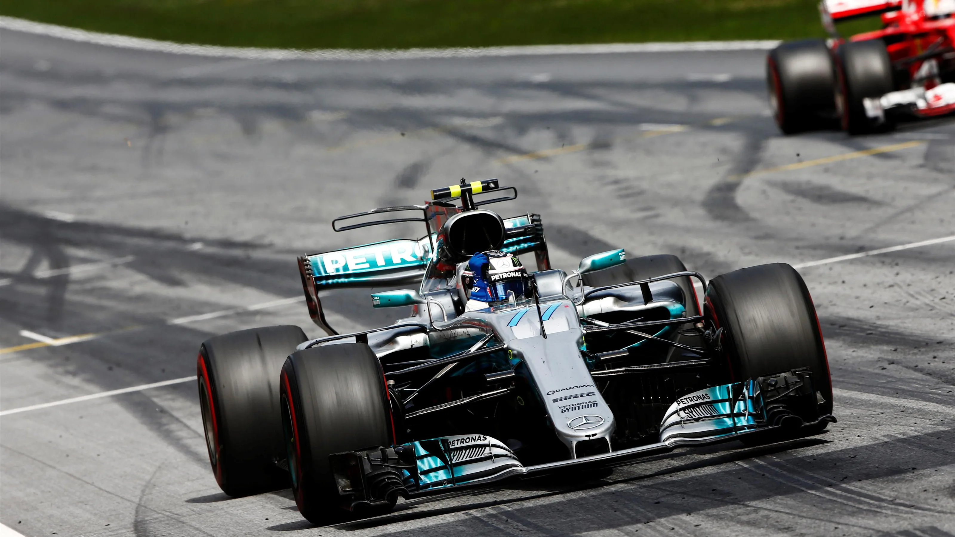 Race winner Valtteri Bottas (FIN) Mercedes-Benz F1 W08 Hybrid crosses the line at Formula One World