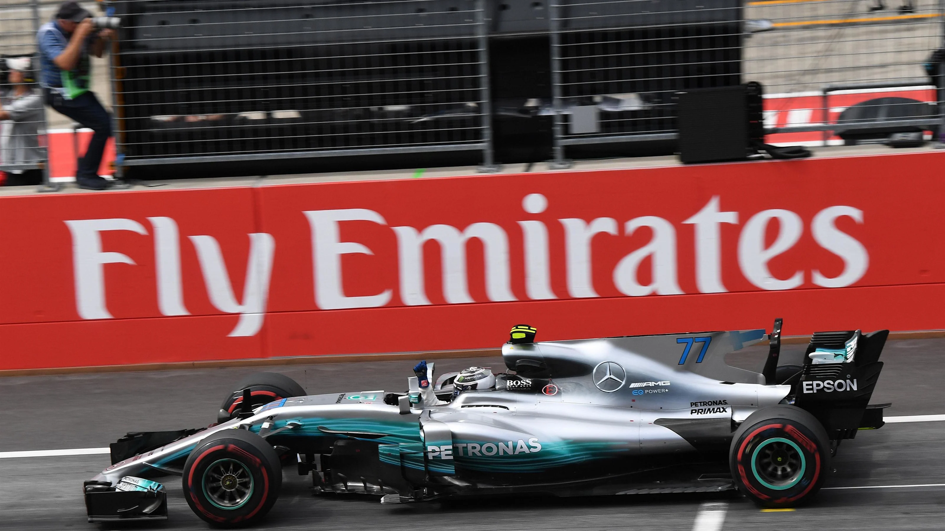Race winner Valtteri Bottas (FIN) Mercedes-Benz F1 W08 Hybrid crosses the line at Formula One World