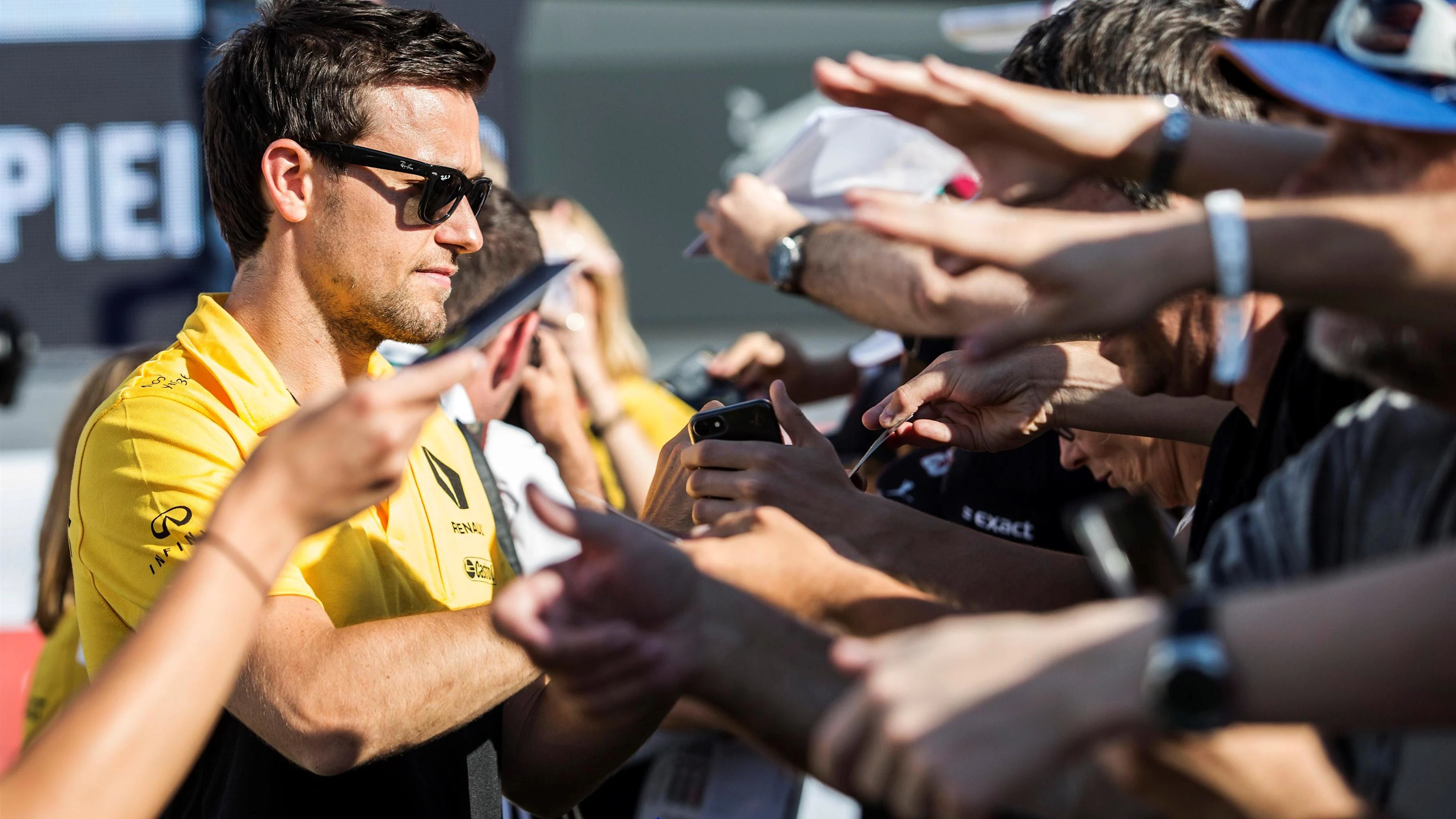 Jolyon Palmer (GBR) Renault Sport F1 Team signs autographs for the fans at Formula One World