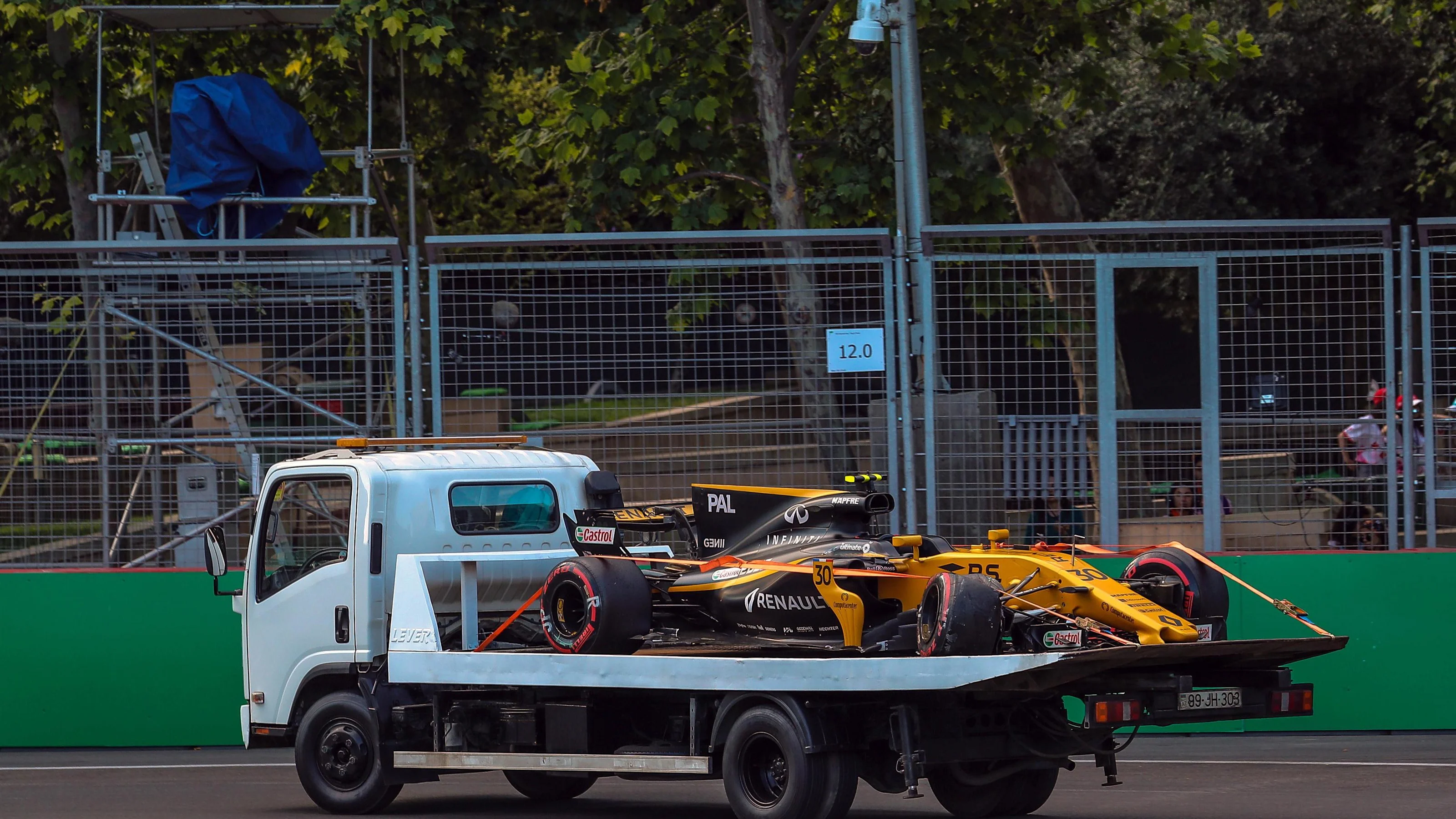 The crashed car of Jolyon Palmer (GBR) Renault Sport F1 Team RS17 is recovered in Second practice