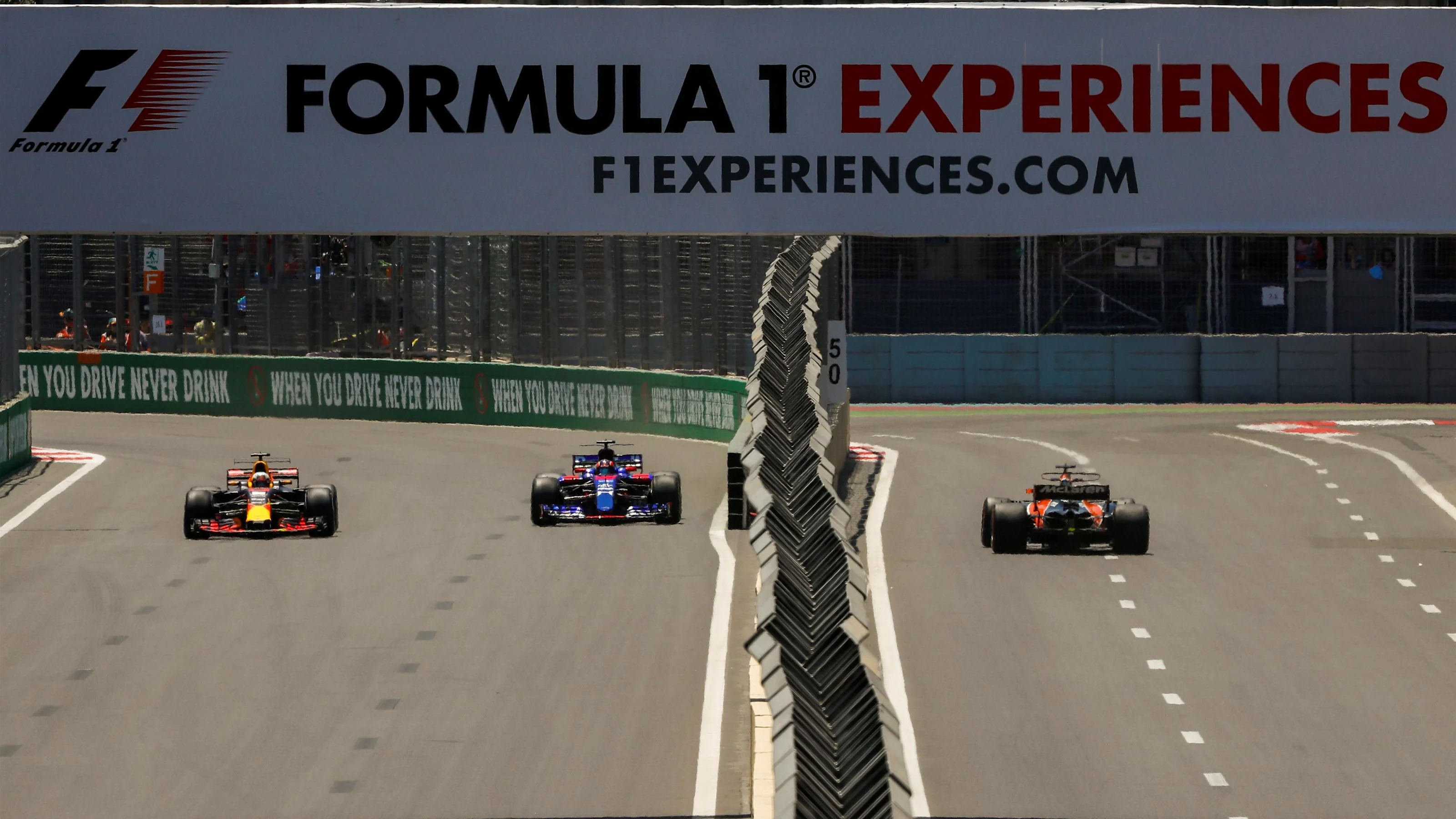 Daniel Ricciardo (AUS) Red Bull Racing RB13 and Daniil Kvyat (RUS) Scuderia Toro Rosso STR12 at