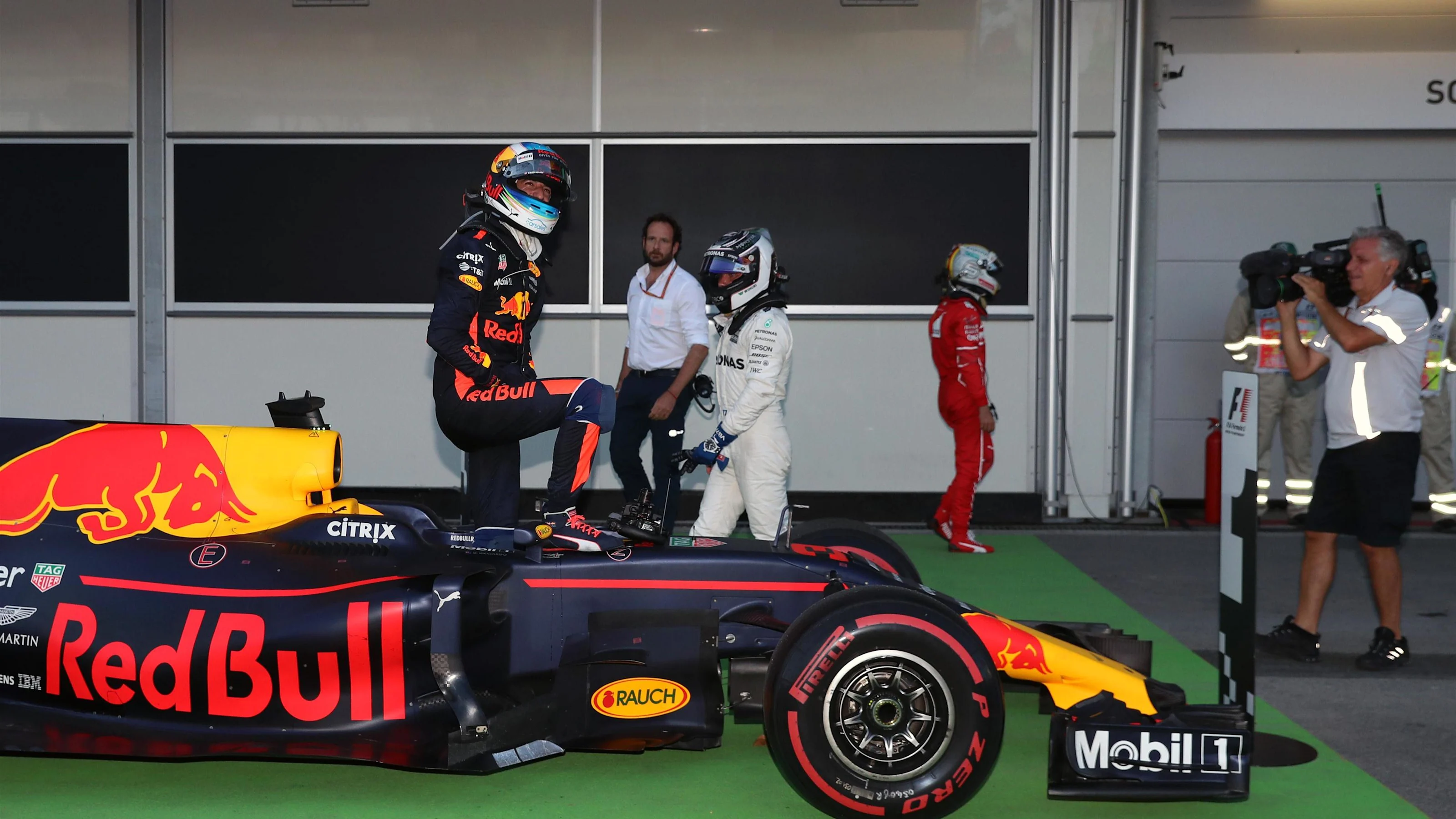 Race winner Daniel Ricciardo (AUS) Red Bull Racing celebrates in parc ferme with Valtteri Bottas