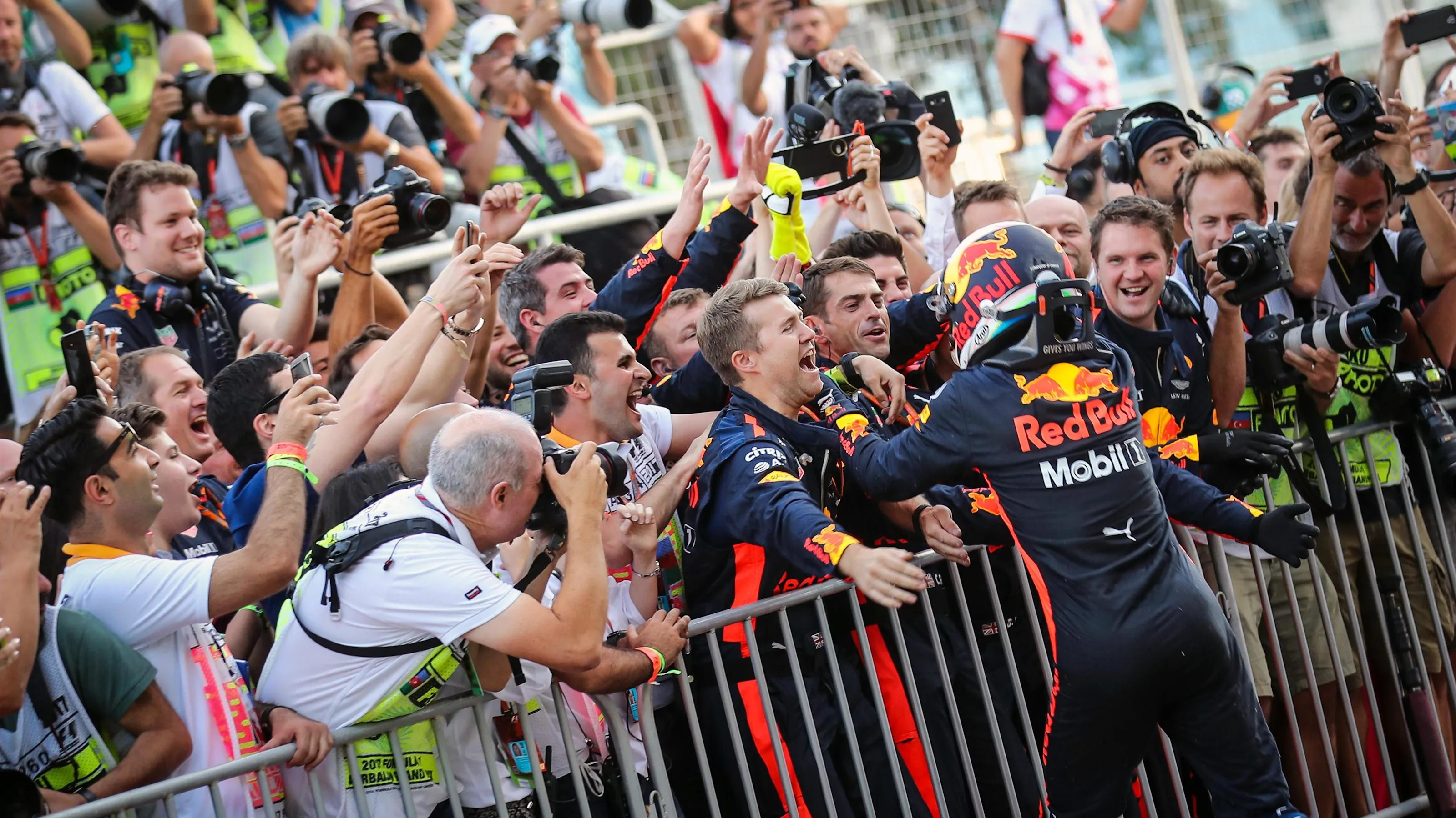 Race winner Daniel Ricciardo (AUS) Red Bull Racing celebrates in parc ferme with the team at