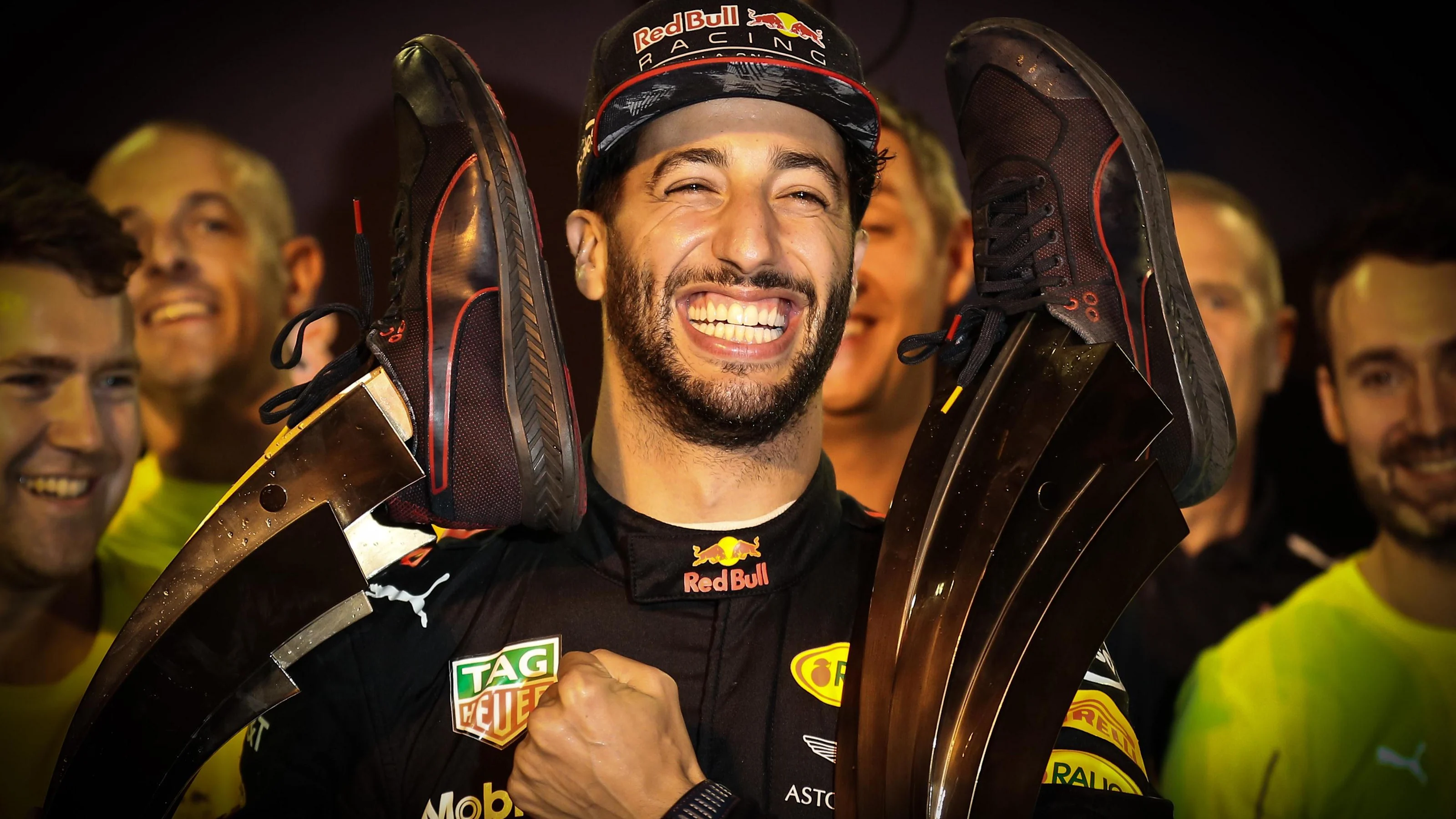 race winner Daniel Ricciardo (AUS) Red Bull Racing celebrates with the team, the trophy and the