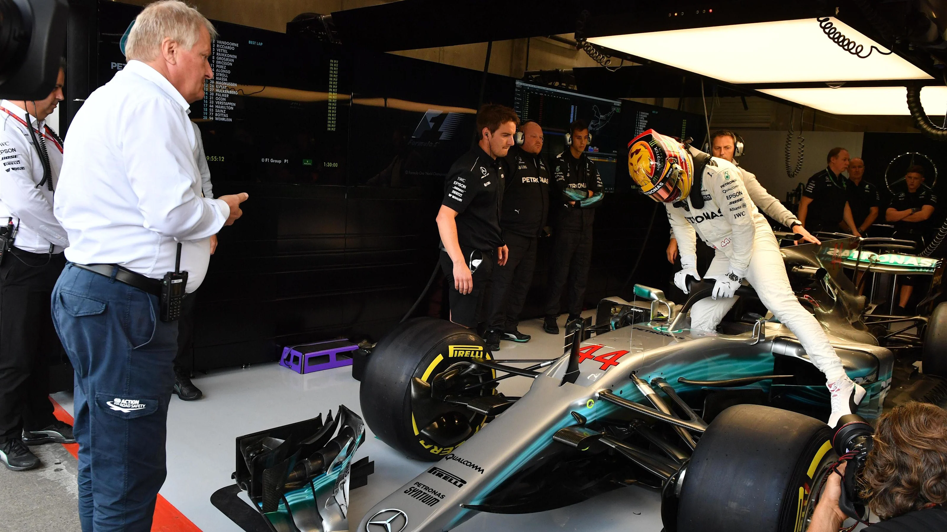 Jo Bauer (SUI) FIA Technical Delegate watches Lewis Hamilton (GBR) Mercedes-Benz F1 W08 Hybrid and