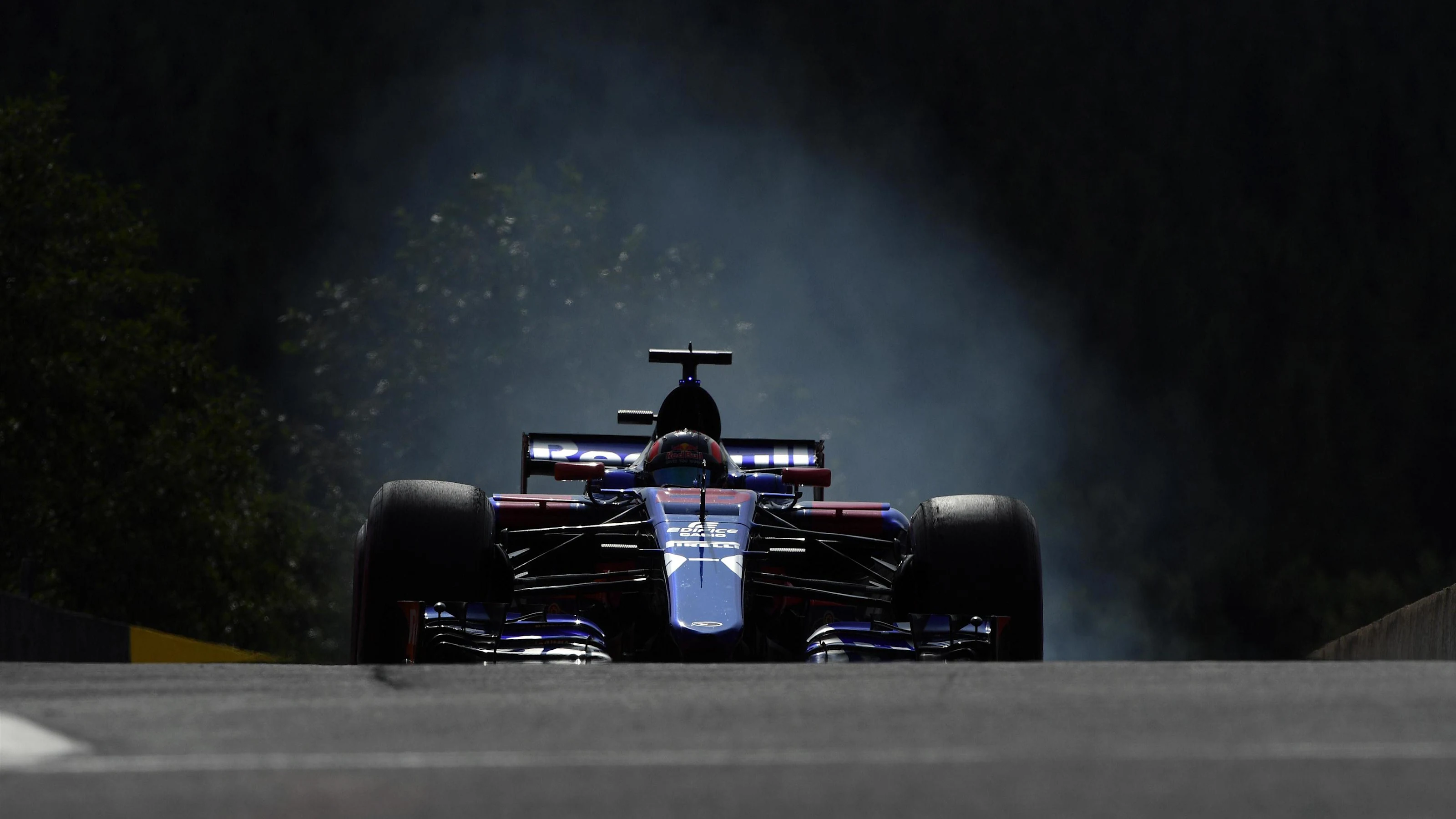Daniil Kvyat (RUS) Scuderia Toro Rosso STR12 locks up at Formula One World Championship, Rd12,
