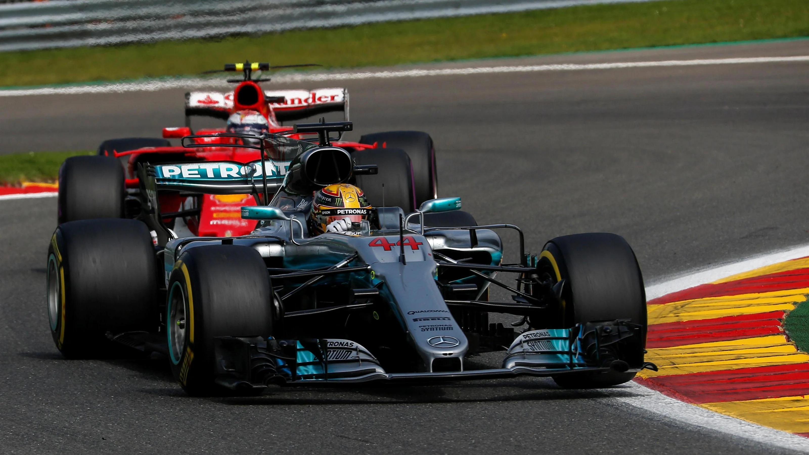 Lewis Hamilton (GBR) Mercedes-Benz F1 W08 Hybrid and Sebastian Vettel (GER) Ferrari SF70-H battle