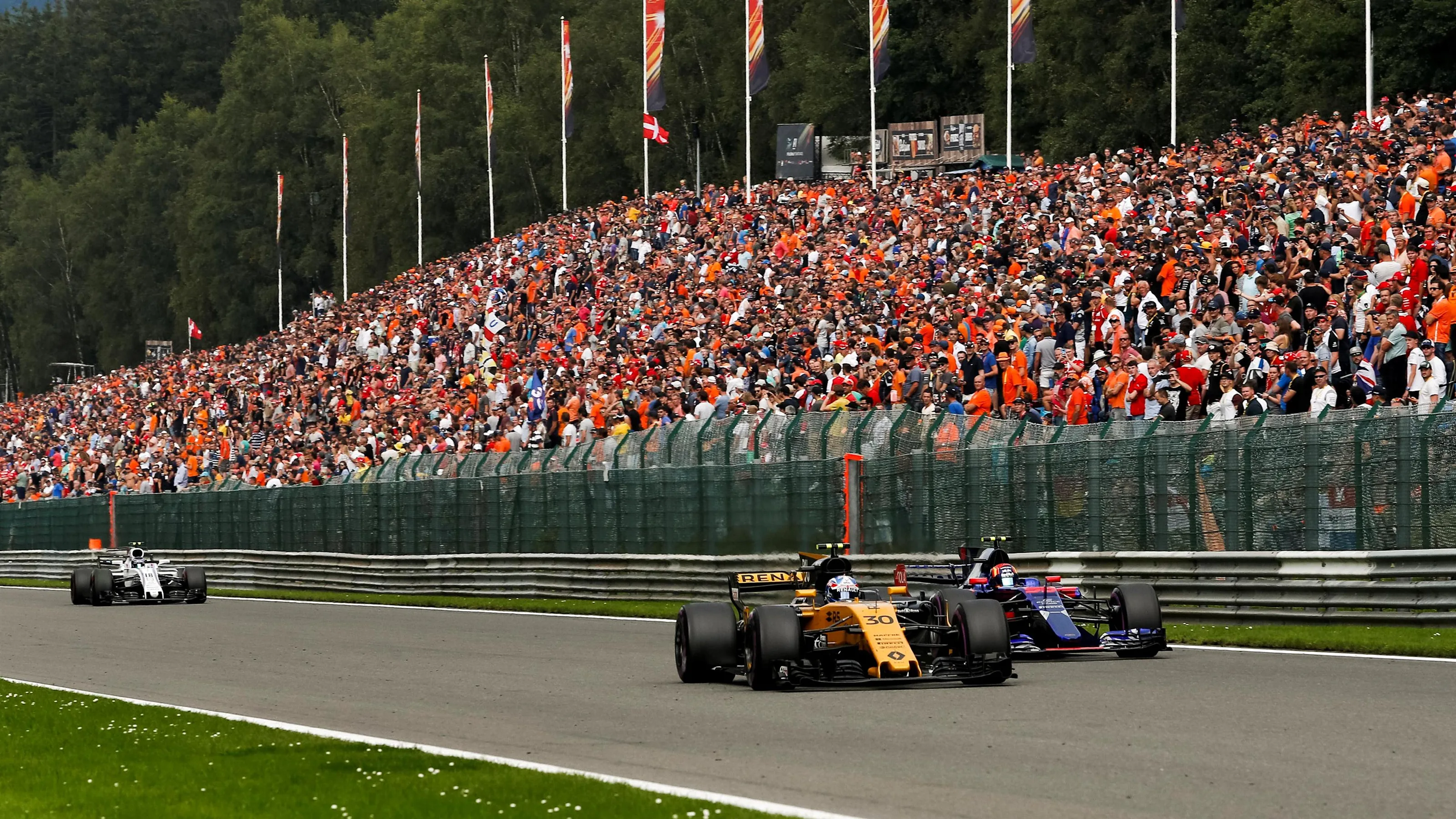 Jolyon Palmer (GBR) Renault Sport F1 Team RS17 and Carlos Sainz jr (ESP) Scuderia Toro Rosso STR12