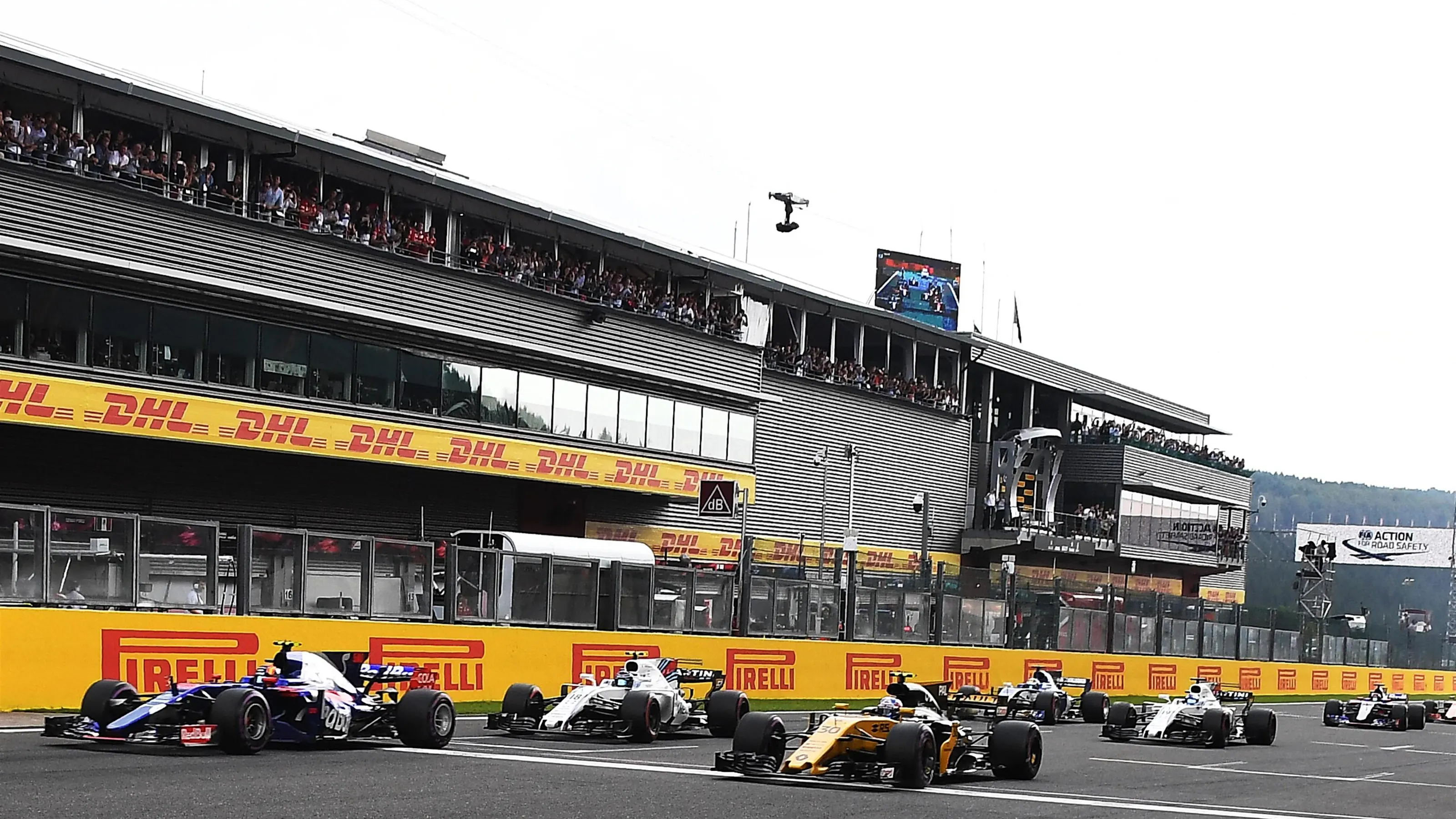 Carlos Sainz jr (ESP) Scuderia Toro Rosso STR12 and Jolyon Palmer (GBR) Renault Sport F1 Team RS17