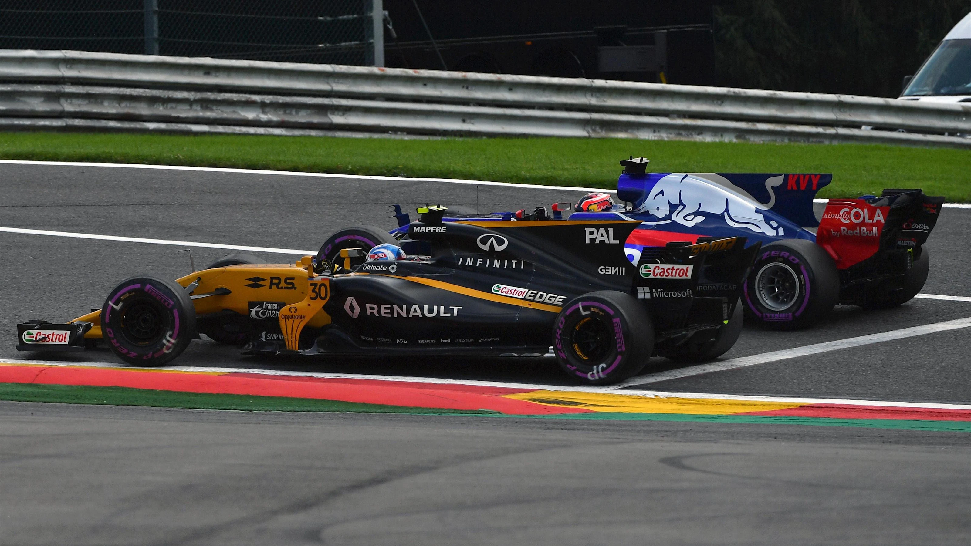 Jolyon Palmer (GBR) Renault Sport F1 Team RS17 and Daniil Kvyat (RUS) Scuderia Toro Rosso STR12
