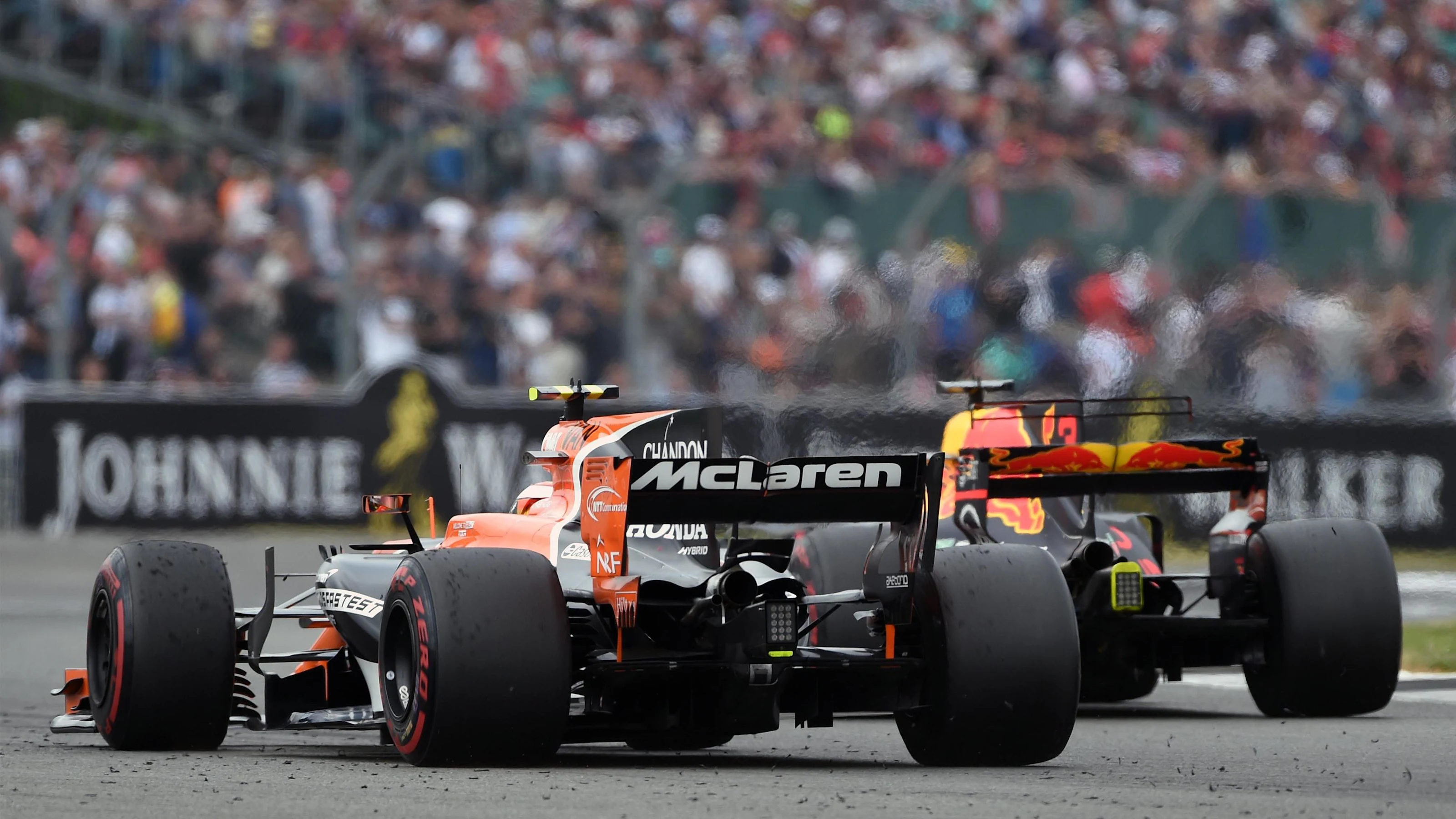 Stoffel Vandoorne (BEL) McLaren MCL32 and Daniel Ricciardo (AUS) Red Bull Racing RB13 battle at