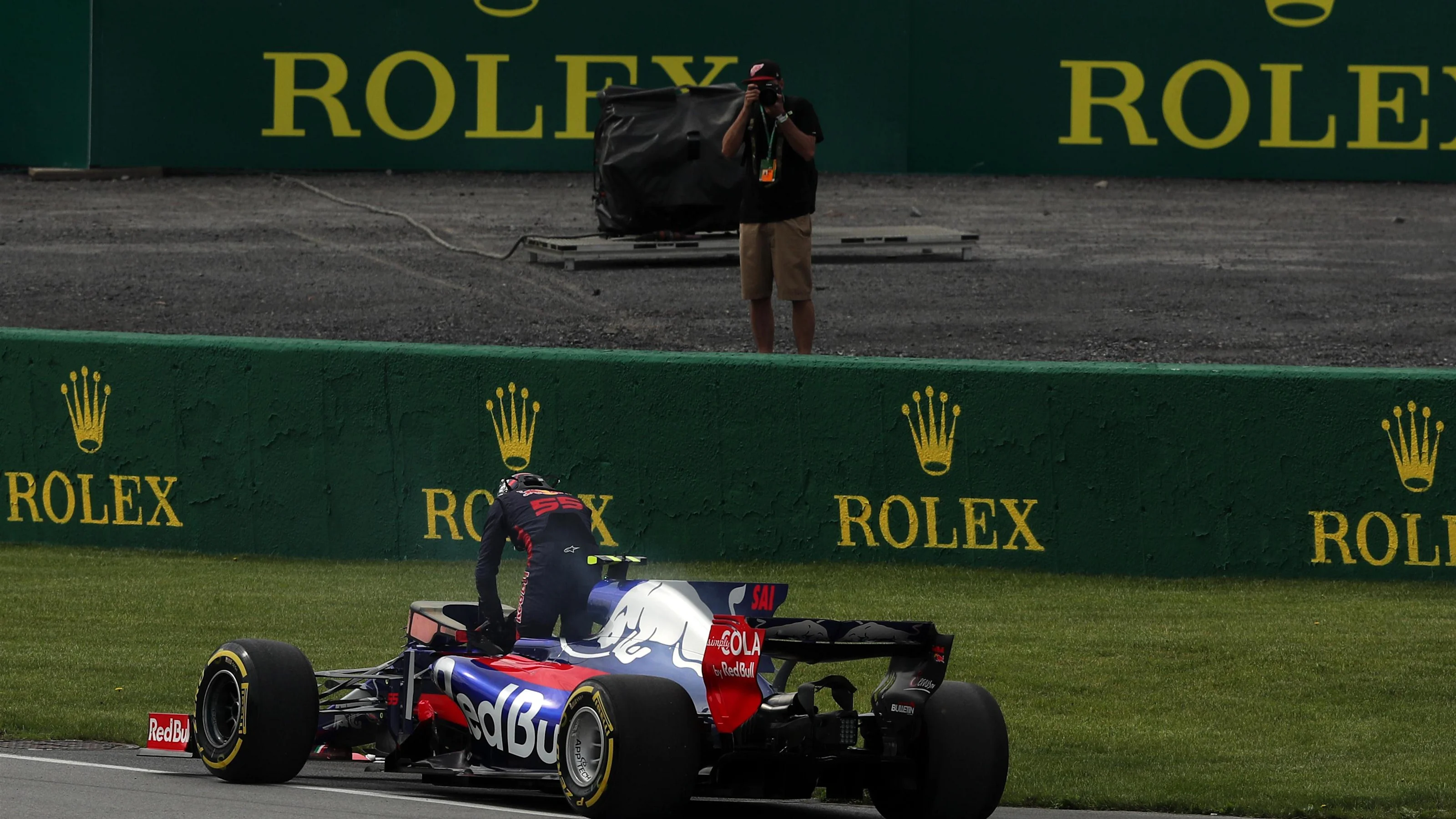 Carlos Sainz jr (ESP) Scuderia Toro Rosso STR12 stops on track in FP1 at Formula One World