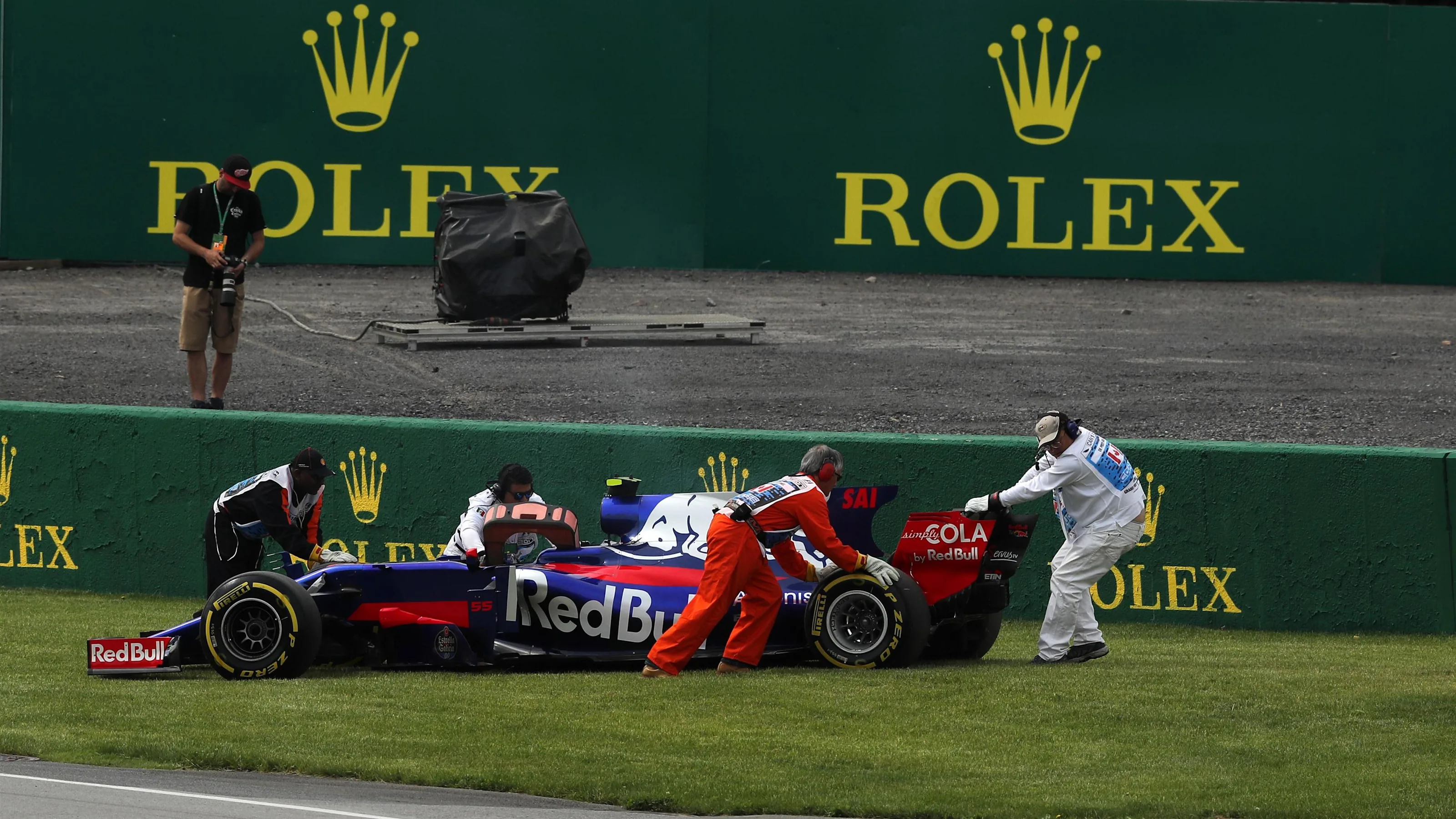 Carlos Sainz jr (ESP) Scuderia Toro Rosso STR12 stops on track in FP1 at Formula One World